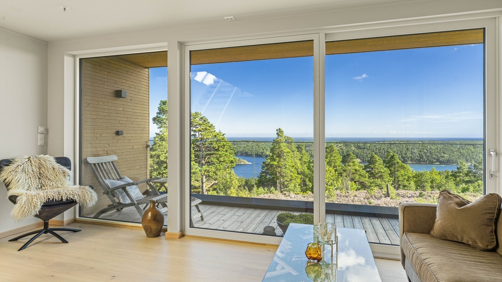 De store vindusflatene sørger for gode naturlige lysforhold i hele leiligheten. Leiligheten får også flott overlys fra trappeløpet til 2 plan
@ Galleribilde