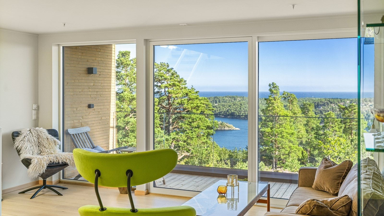 Utsikten fra stuen er like spesiell som når man er ute Galleribilde