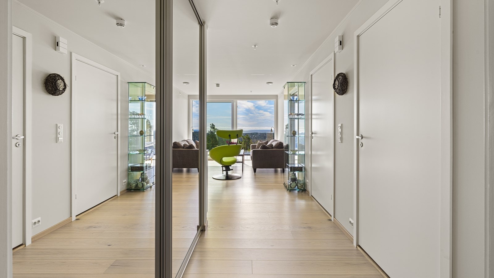 Lys entré med god oppbevaring i skyvedørsgarderobe med speilfront Galleribilde