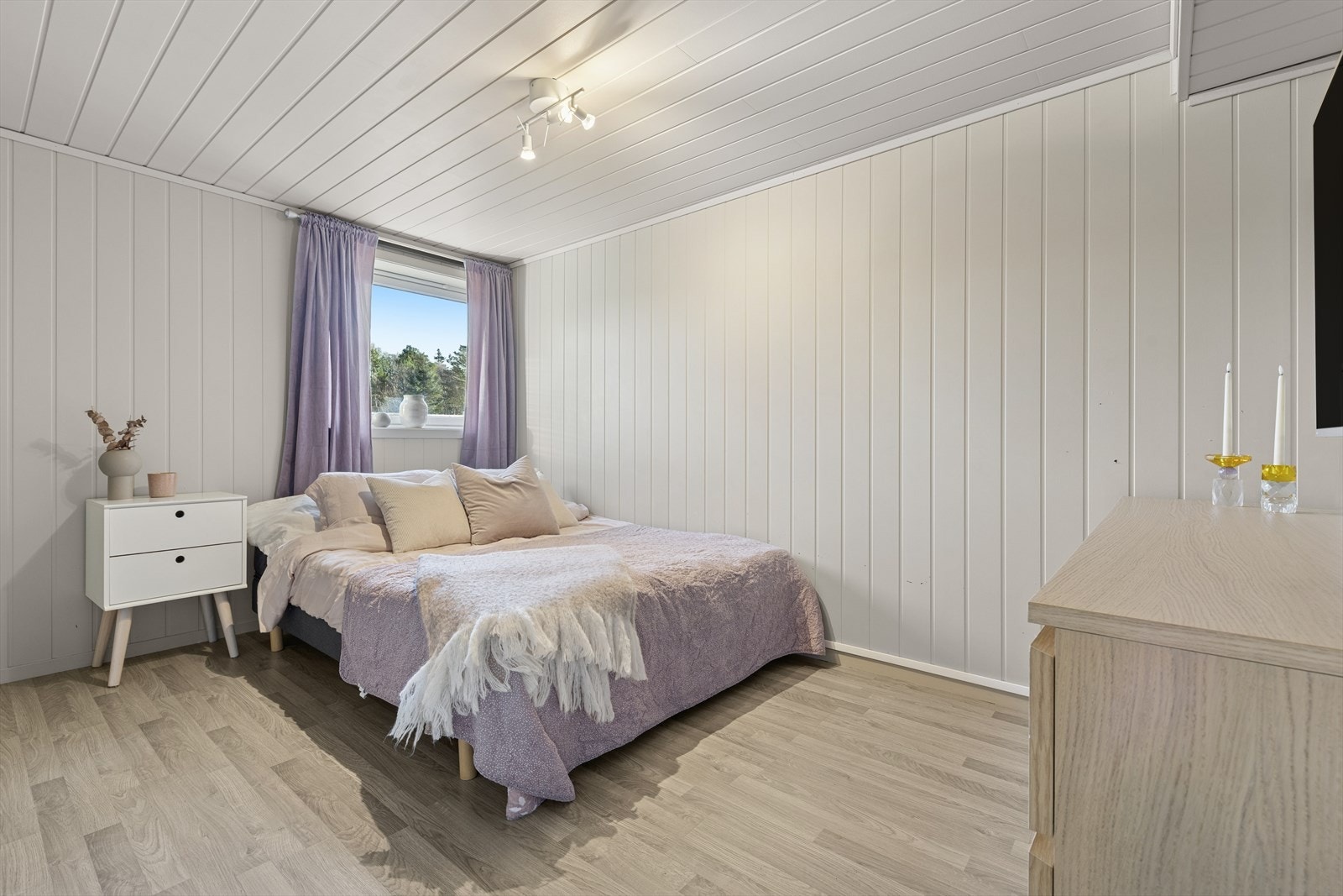 Kjeller er innredet med 4 stk soverom som er bruksendret og godkjent den 08.04.2026. Galleribilde
