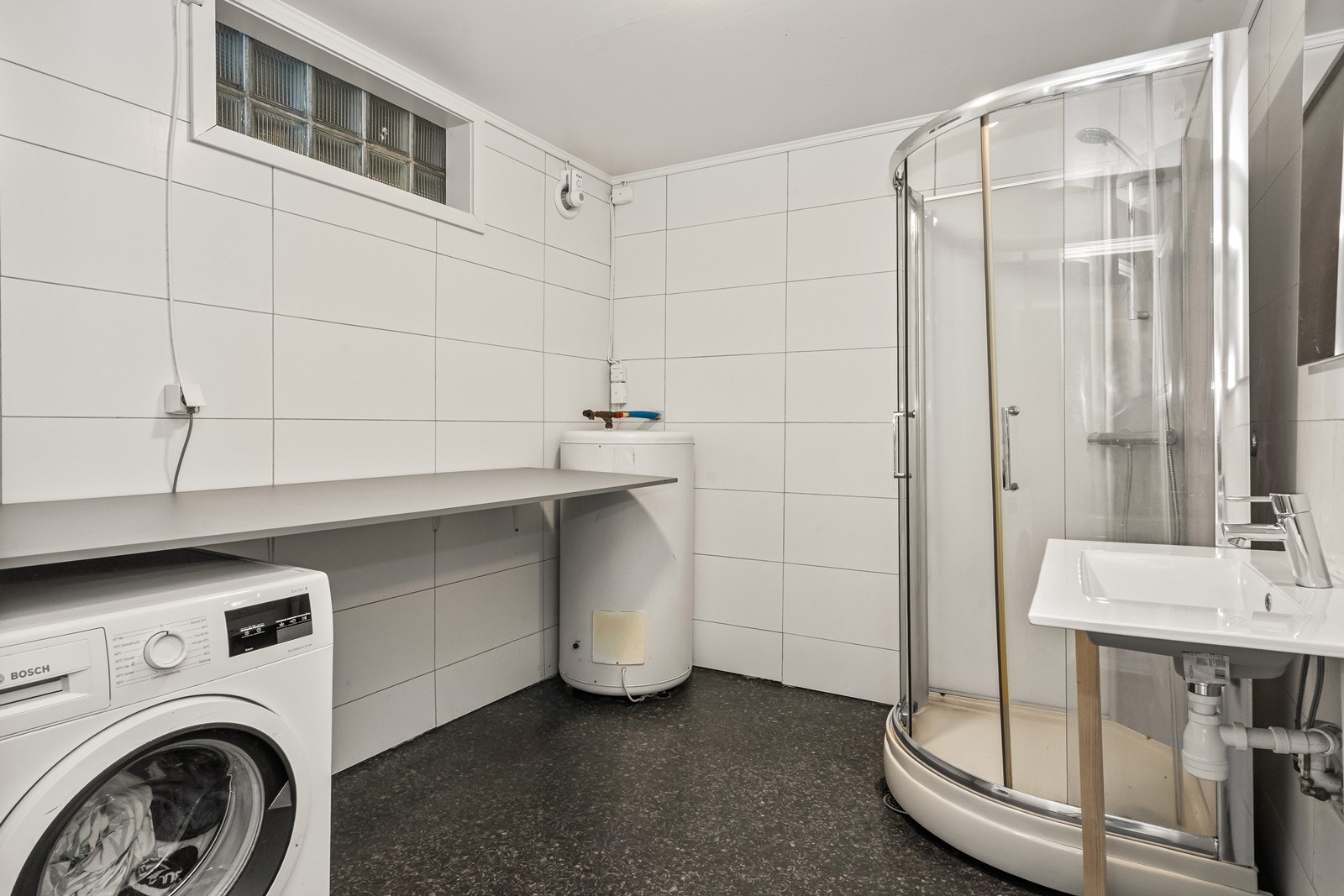 Badet har elektriske varmekabler i gulvet, og det er opplegg og plass til vaskemaskin. Galleribilde