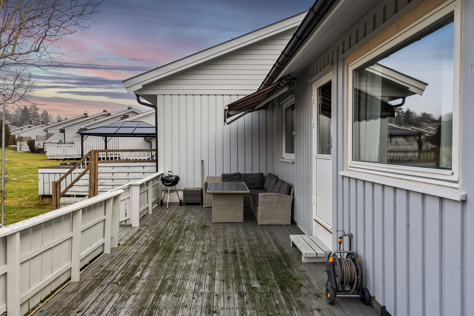 Terrasse på 37 kvm vendt mot øst med tilgang fra stue og hage. Galleribilde