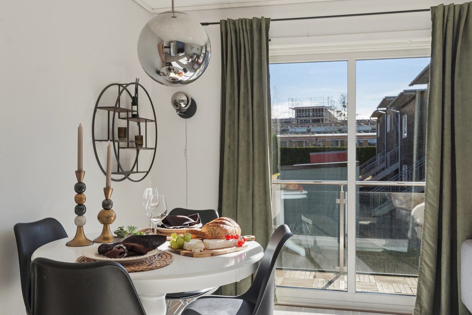 Hyggelig spiseplass med god atmosfære - perfekt for å samle familie og venner til måltider gjennom hele dagen. Galleribilde