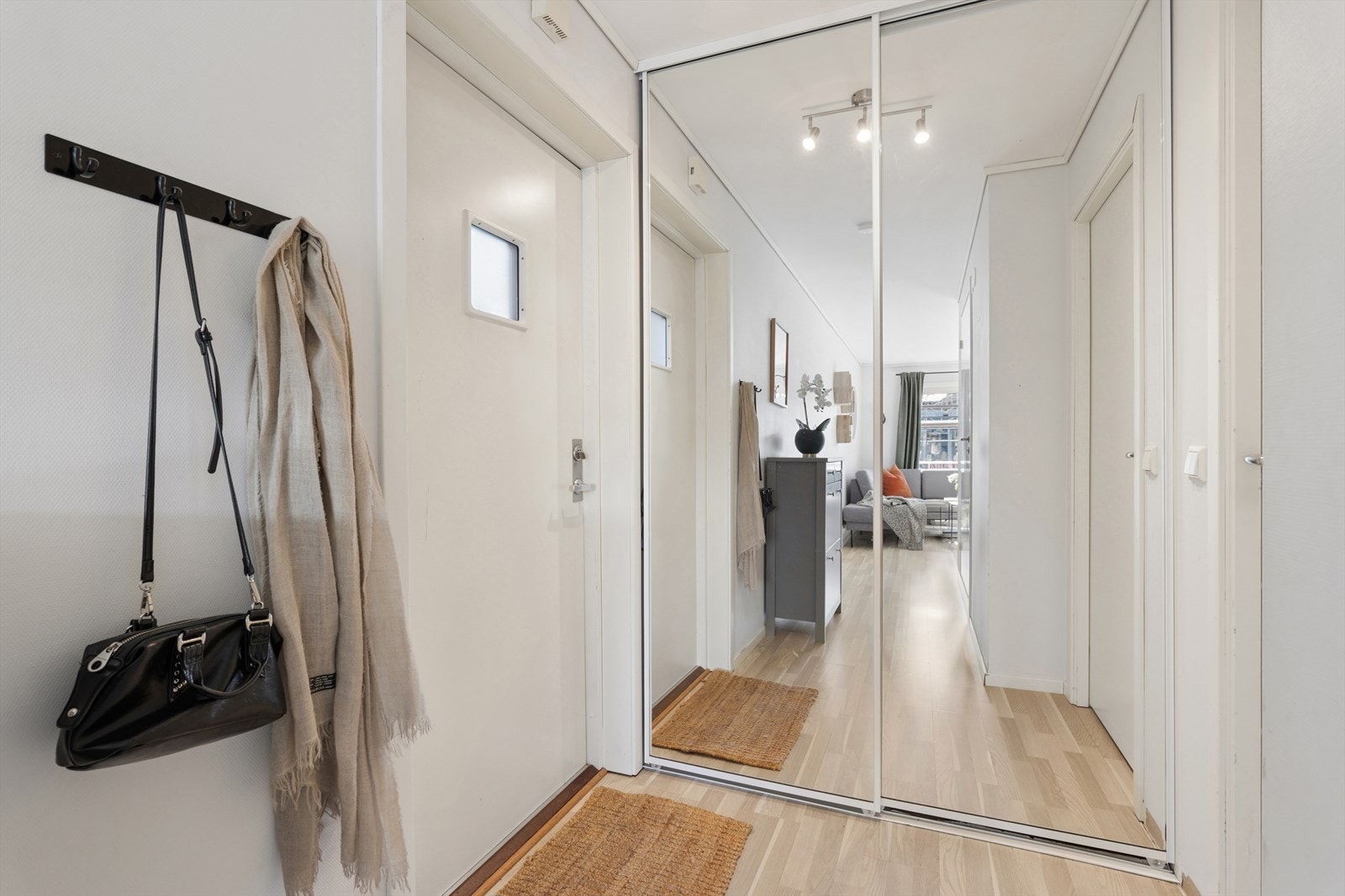 Velkommen inn! Rett innenfor ytterdøren møtes du av en praktisk skyvedørsgarderobe som gir et ryddig førsteinntrykk. Galleribilde