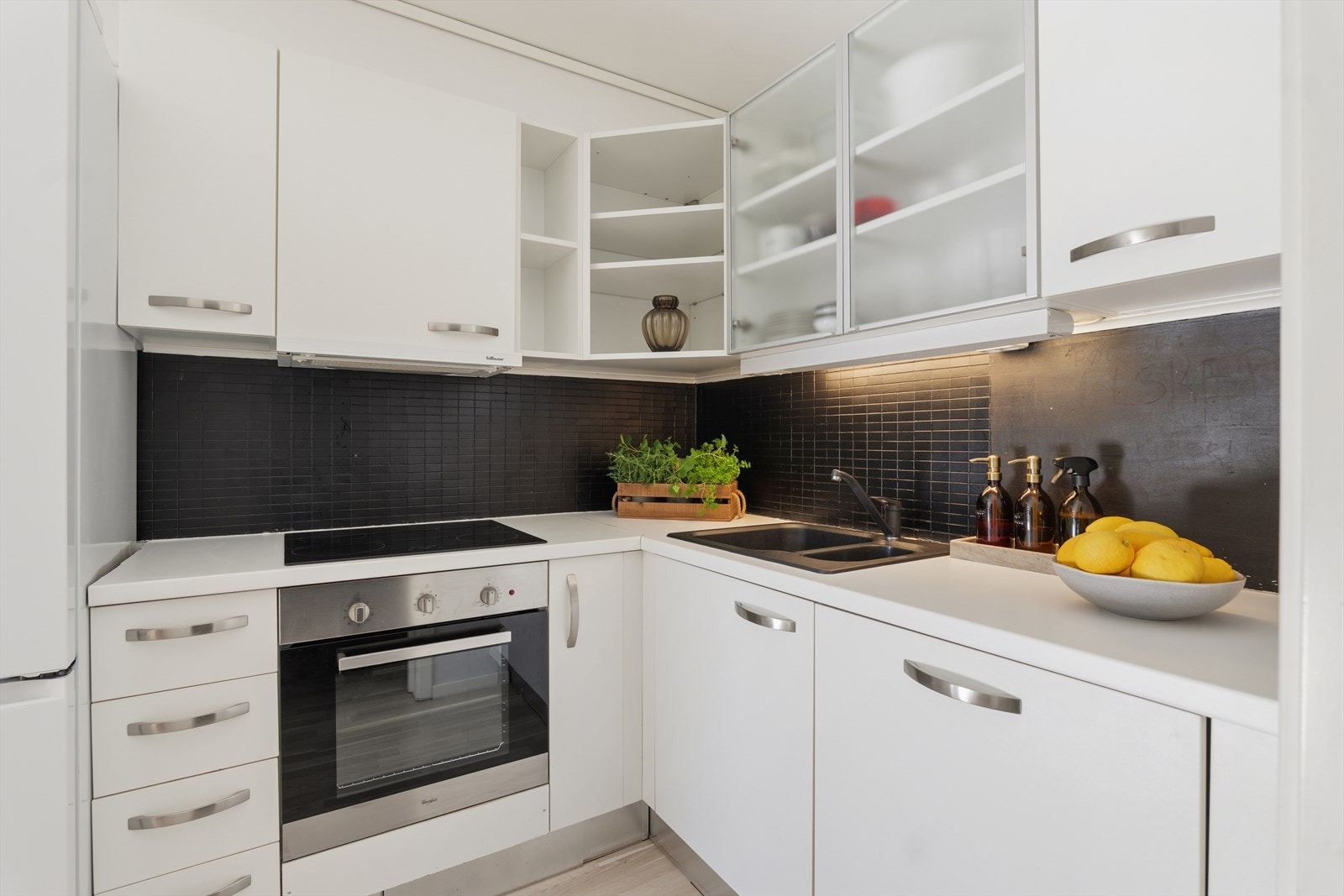Lyst og funksjonelt kjøkken med moderne uttrykk og gode arbeidsflater - perfekt for matlaging og baking. Galleribilde