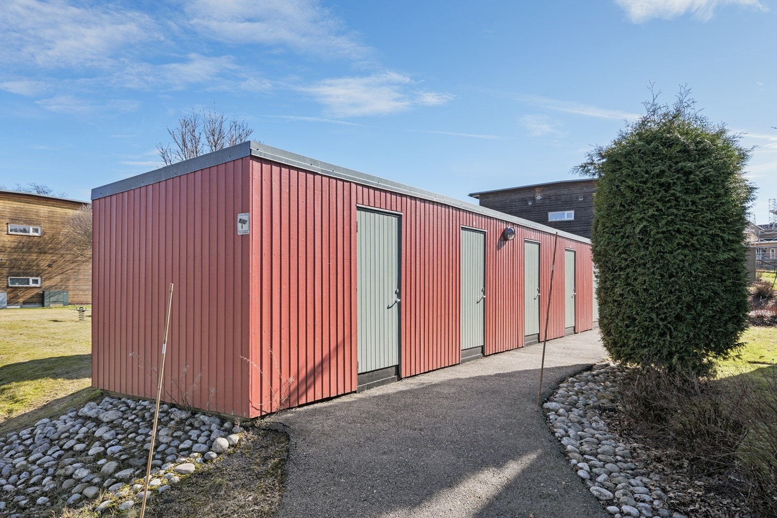 Utvendig bod på ca. 5 m² gir super ekstra lagringsplass - perfekt for sportsutstyr, sesongvarer og alt du vil ha lett tilgjengelig. Galleribilde