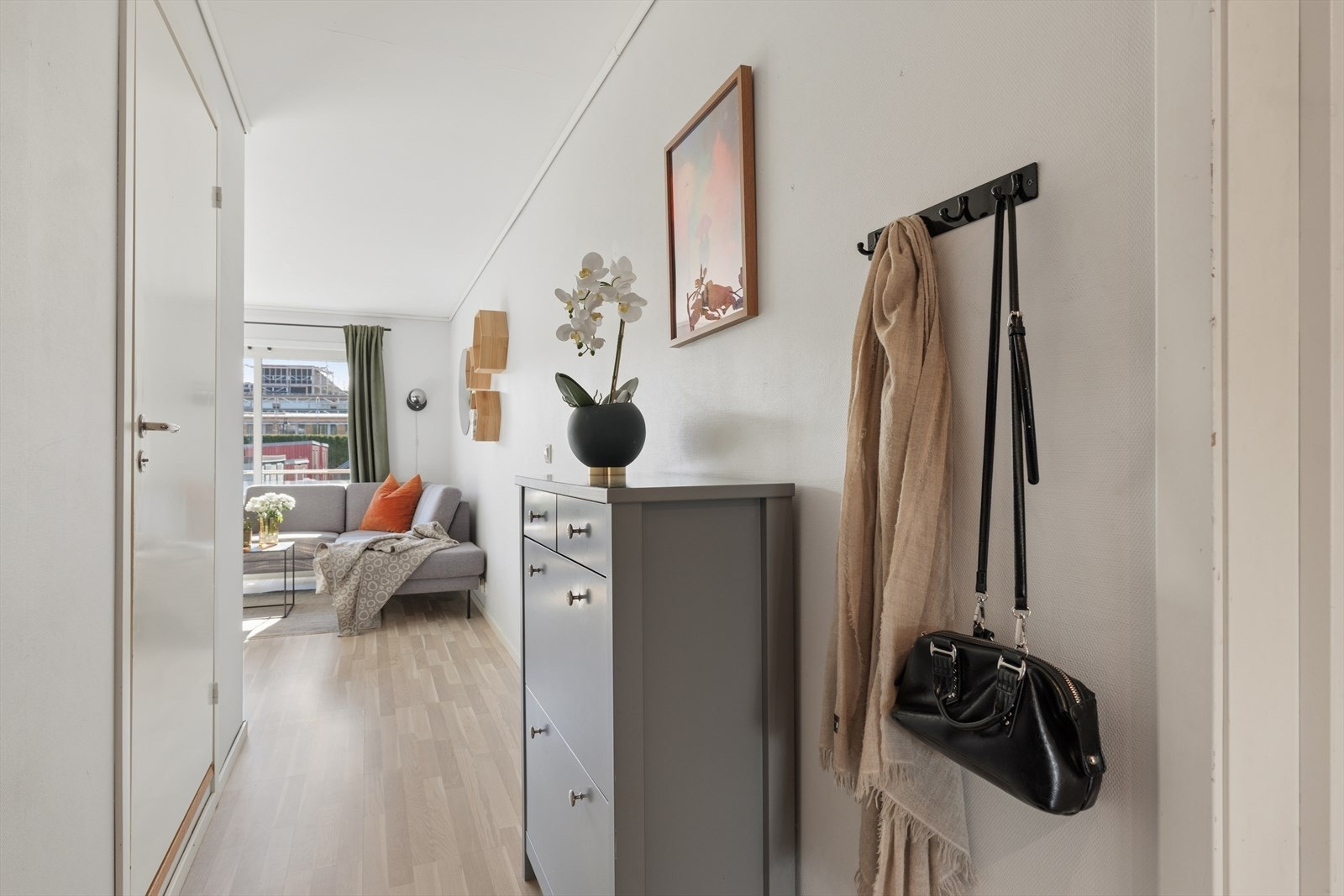 Fra entréen/gangen ledes du inn til en lys og innbydende stue. Galleribilde