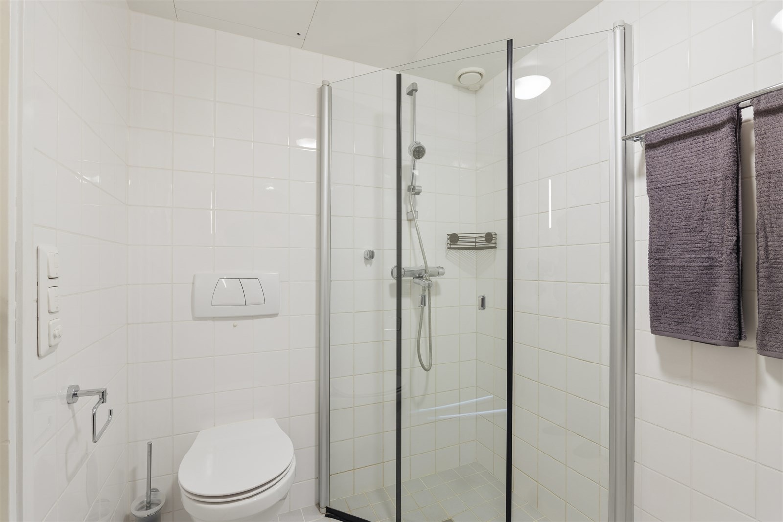 Dusjsonen er utstyrt med innfellbare glassdører som kan slås helt inn - praktisk for å frigjøre gulvplass og gjøre badet både luftigere og mer funksjonelt. Galleribilde