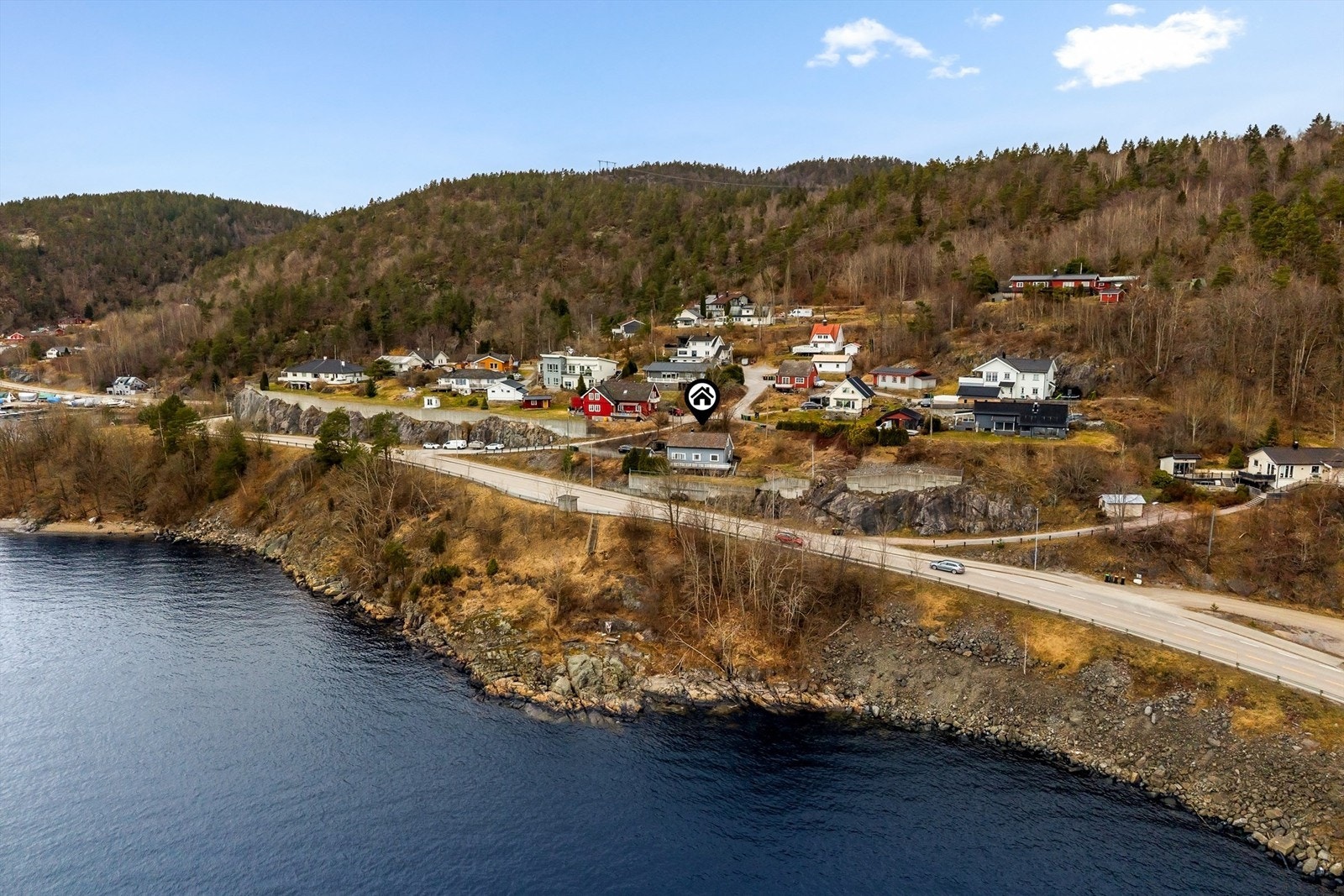 Landlig beliggenhet i lite boligområdet og med nærhet til sjøen. Galleribilde