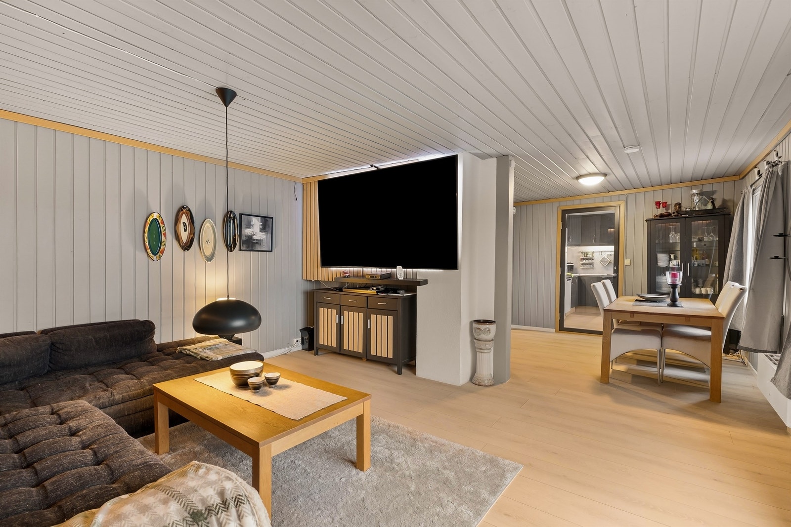 Stue med sofakrok og spiseplass. Galleribilde
