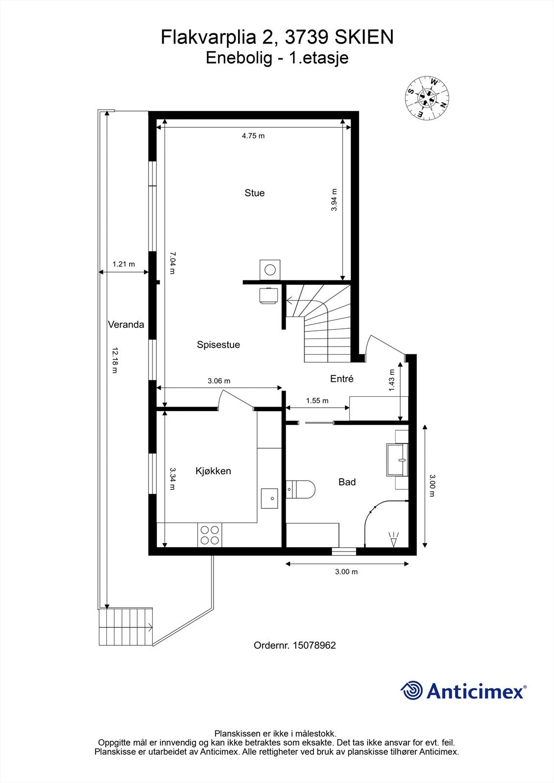 Første etasje har et bruksareal på 57 m² og inneholder entré, bad, kjøkken, spisestue og stue. Galleribilde