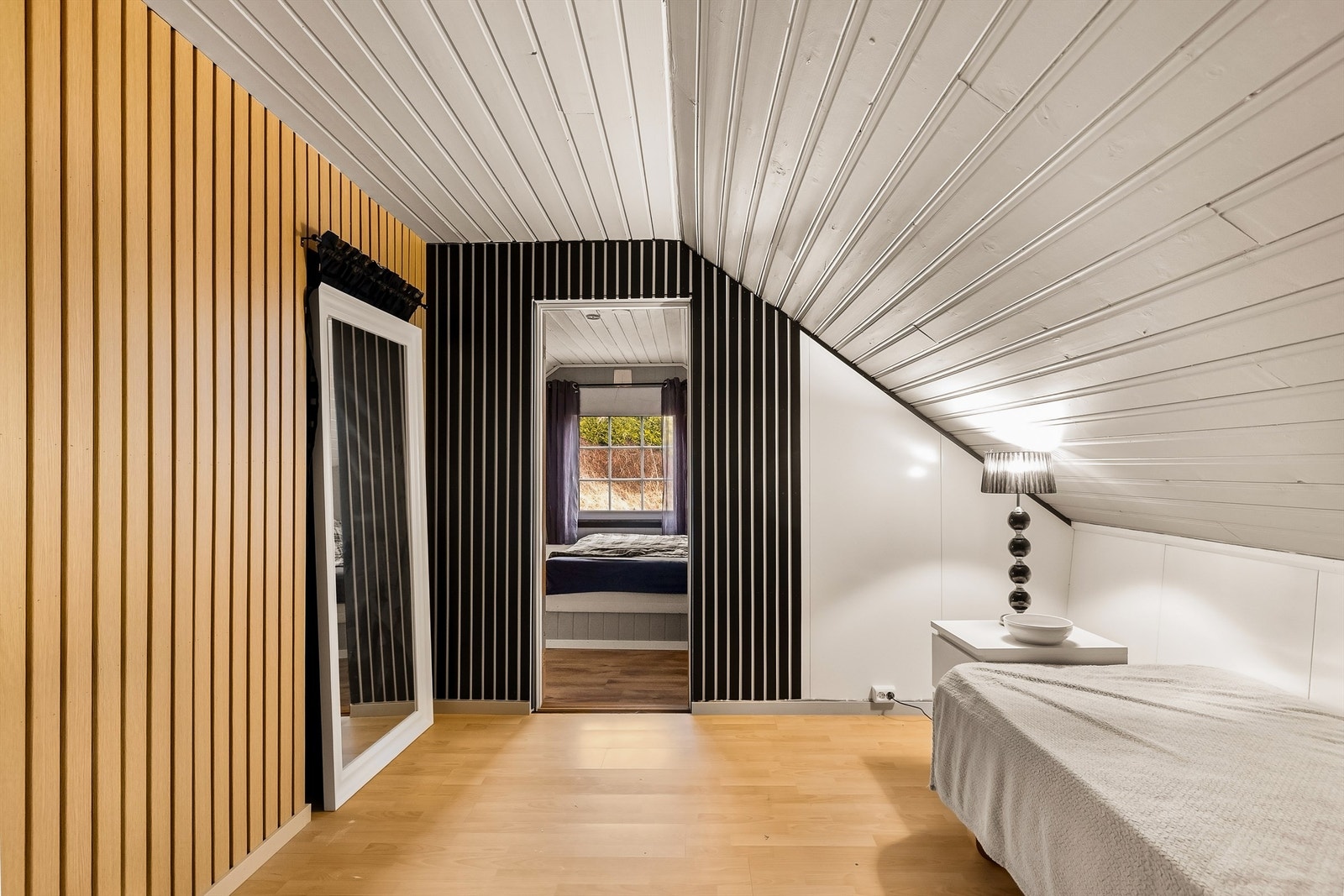 I 2. etasje kommer du opp til en mellomgang som har soverom på hver side. Galleribilde