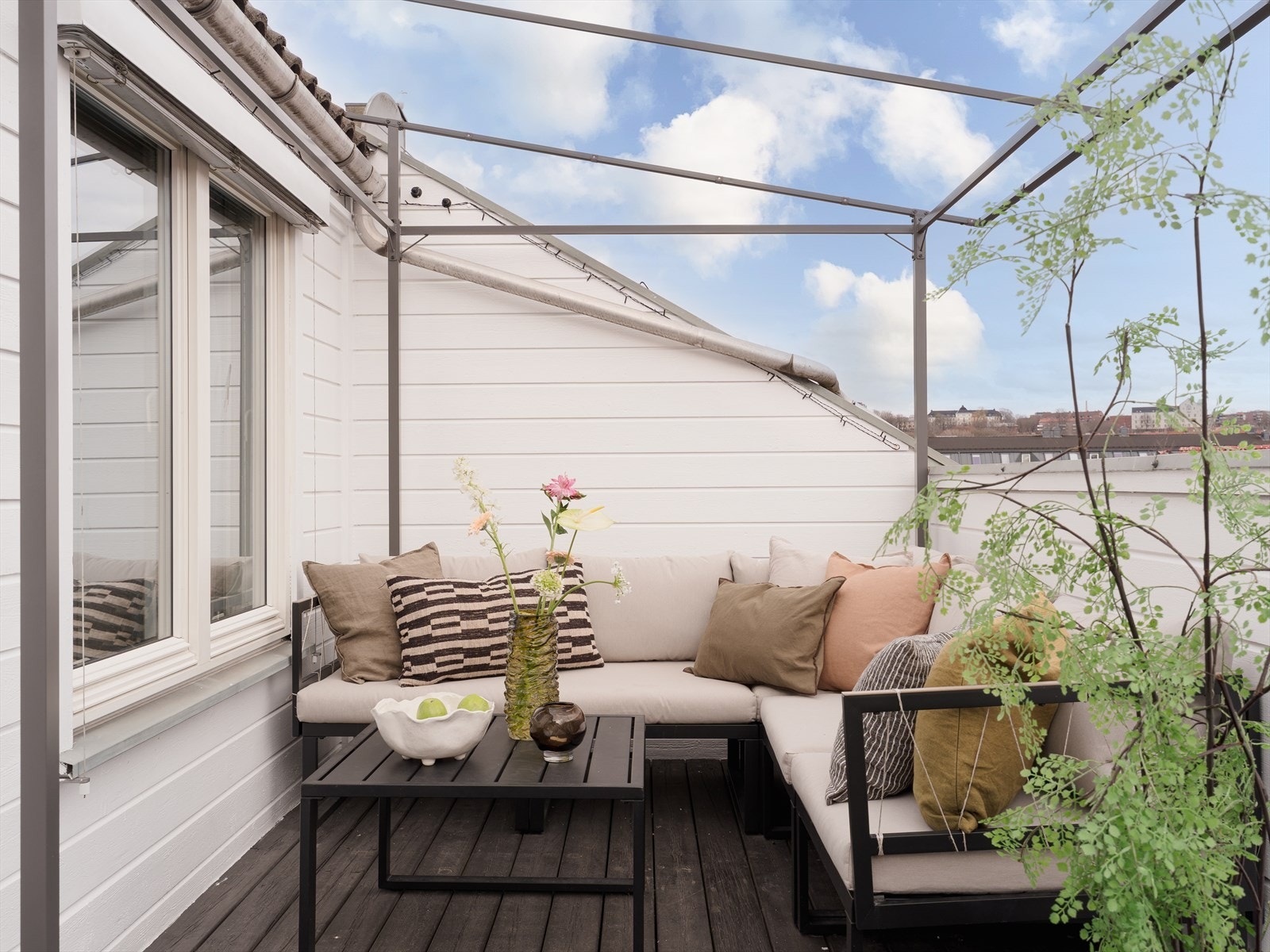 Sydøstvendt terrasse med "pergola" gir terrassen mye sjarm og et lunt uterom med mange bruksmuligheter. Perfekt for utemøbler, planter og grill. Galleribilde
