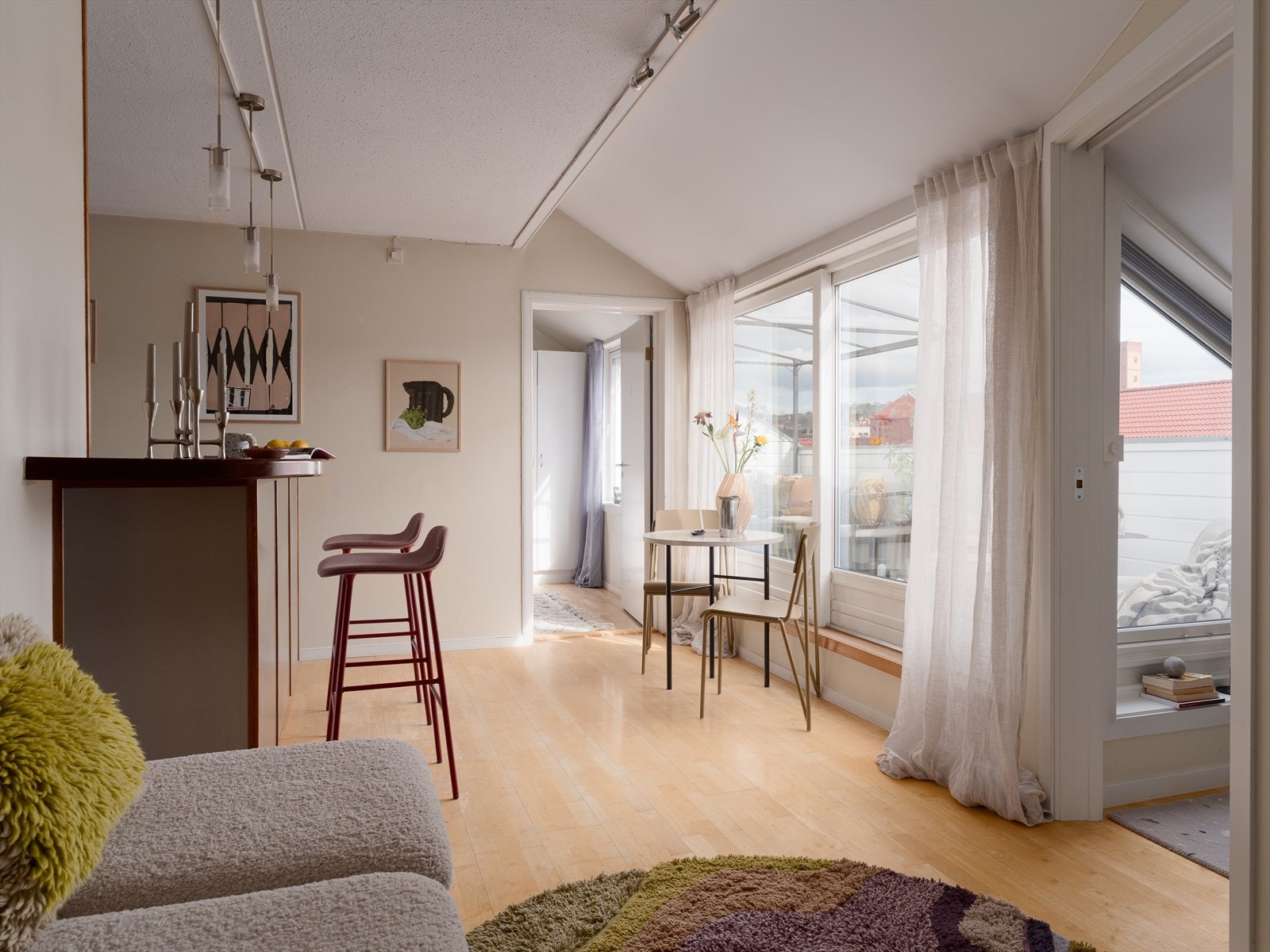 Boligen ligger fint til i toppetasjen (7.etg) med privat takterrasse og heis. Et perfekt hjem for både avslappende hjemmekvelder og sosiale sammenkomster. Galleribilde
