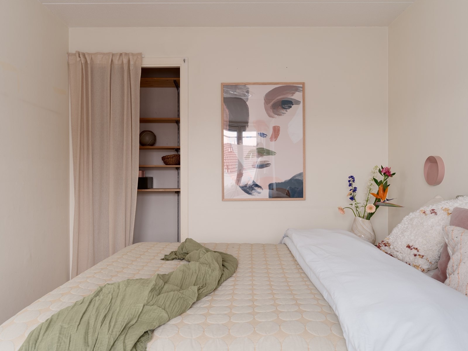 Fra soverommet kommer du videre inn til en bod som brukes som walk-in garderobe. Her er det rikelig med oppbevaringsplass. Galleribilde
