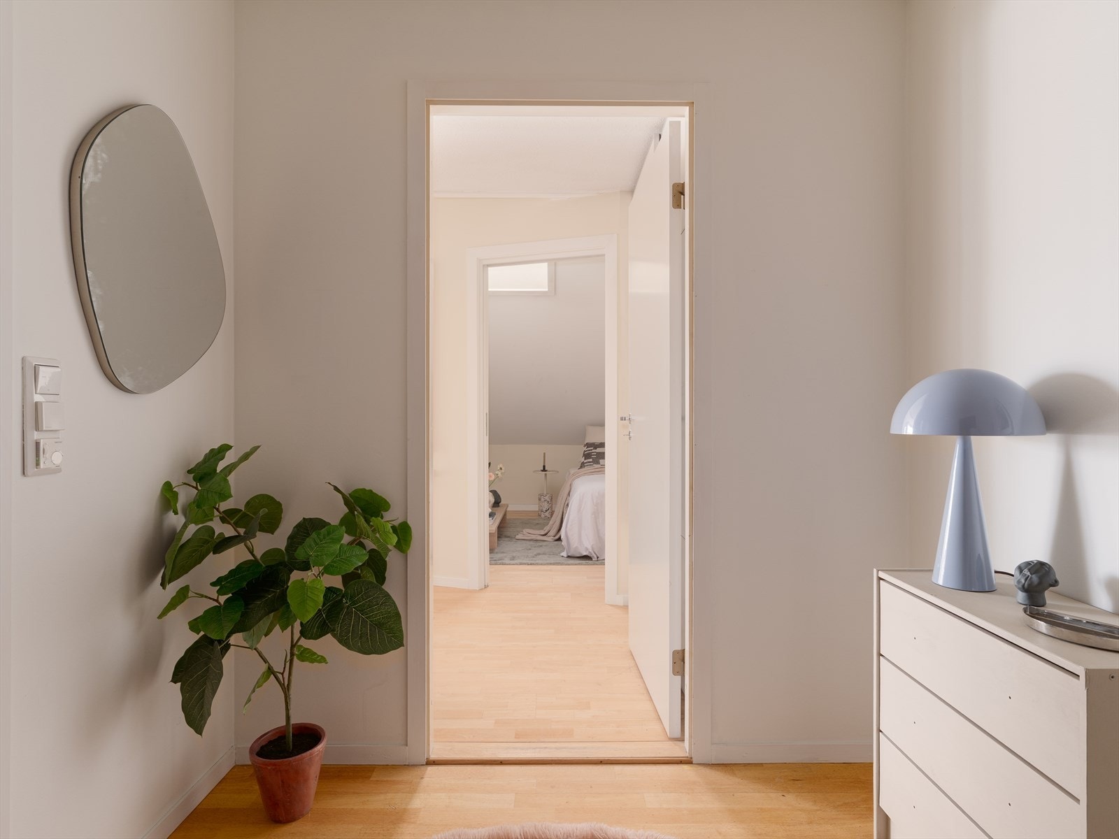 Første møte med boligen er en romslig entré med gode muligheter for yttertøy. Det er også en praktisk, innvendig bod. Galleribilde