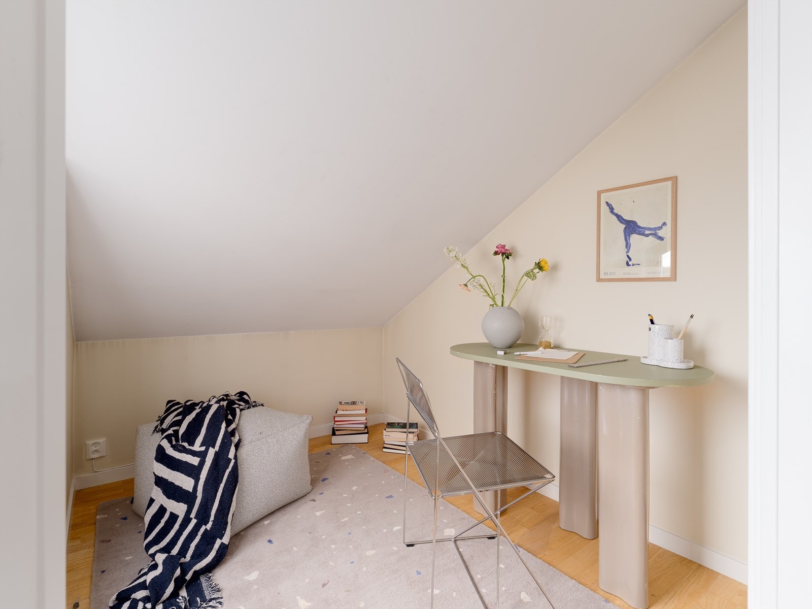Rom 3 er i dag innredet som kontor. Rommet er av nyere dato og kan tilbakeføres til opprinnelig planløsning for en mer romslig stue. Felleskostnadene dekker bl.a. varmtvann og fibernett. Galleribilde