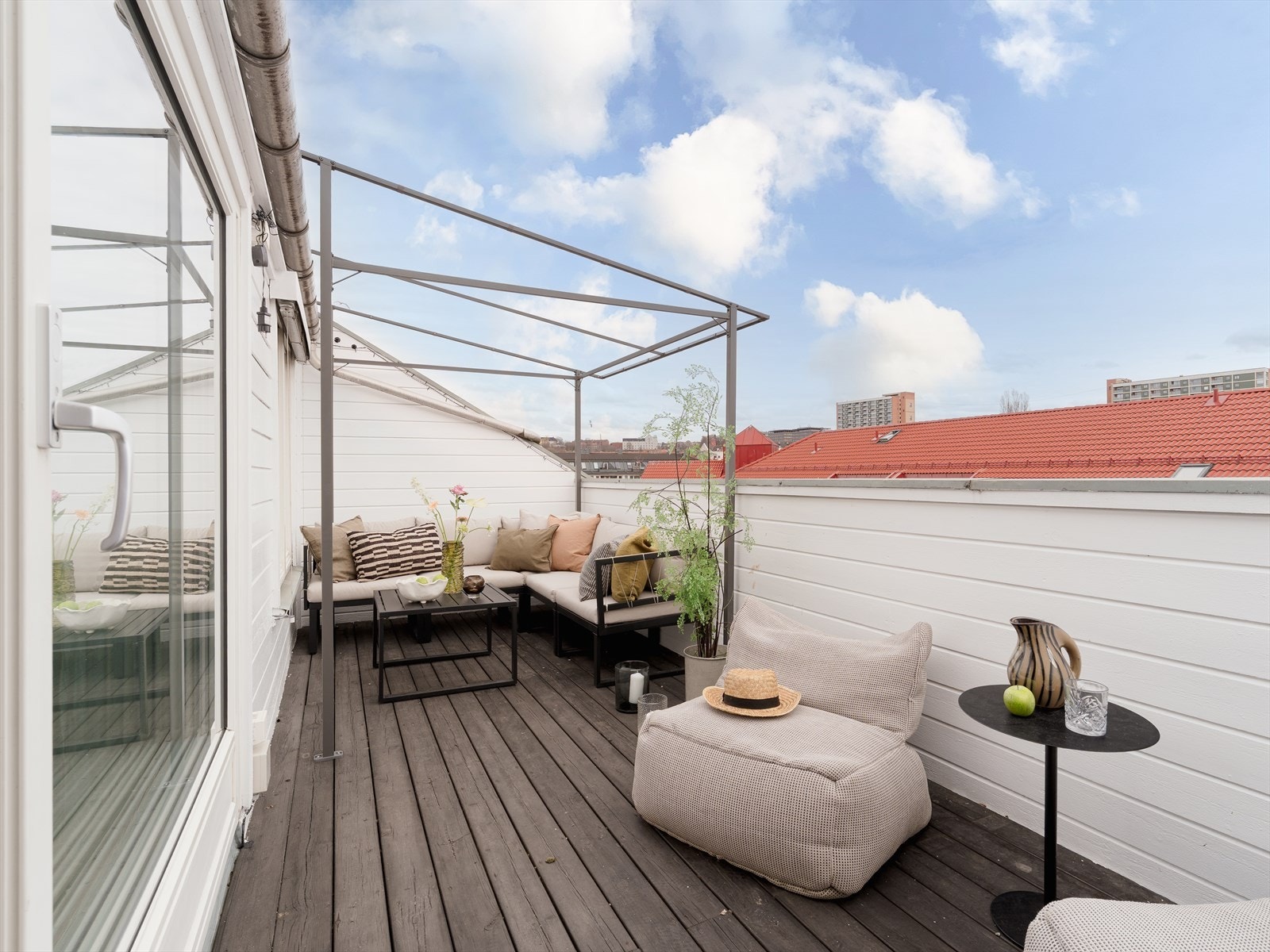 Terrassen blir som et ekstra rom i sommerhalvåret hvor morgenkaffen og lange kvelder med venner kan nytes. Dette blir raskt ditt nye favorittsted! Galleribilde