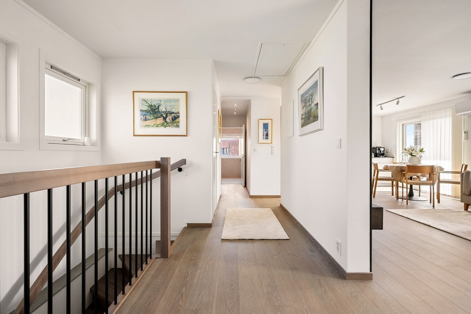 Legg merke til hvordan gulv, lister og trapp er valgt i gjennomgående fargetoner, noe som bidrar til helhetlig stil i boligen. Galleribilde