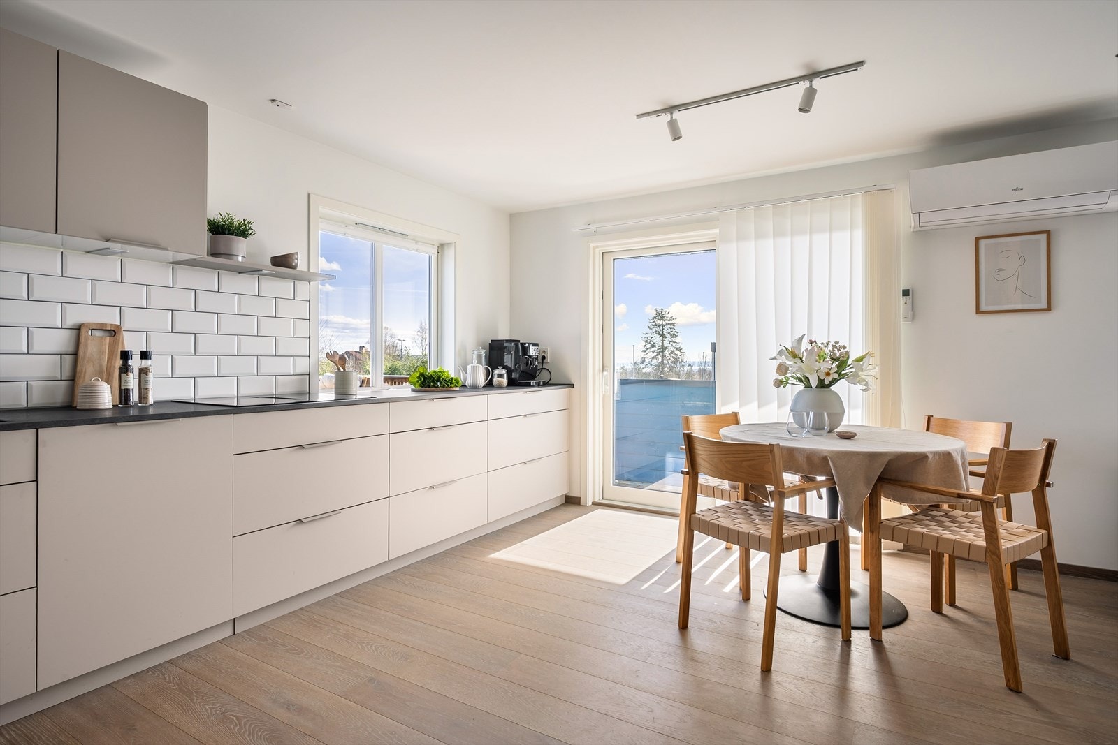 Naturlig sone med plass til spisebord. Fra kjøkkenet er det utgang til verandaen Galleribilde