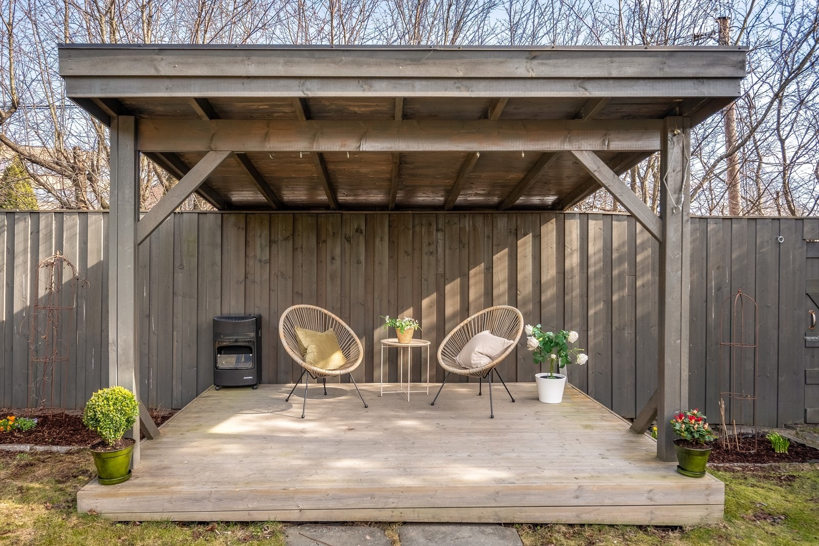 Hyggelig pergola bygget på østsiden av hagen, vendt mot vest. Her kan du nyte ettermiddags- og kveldssolen Galleribilde