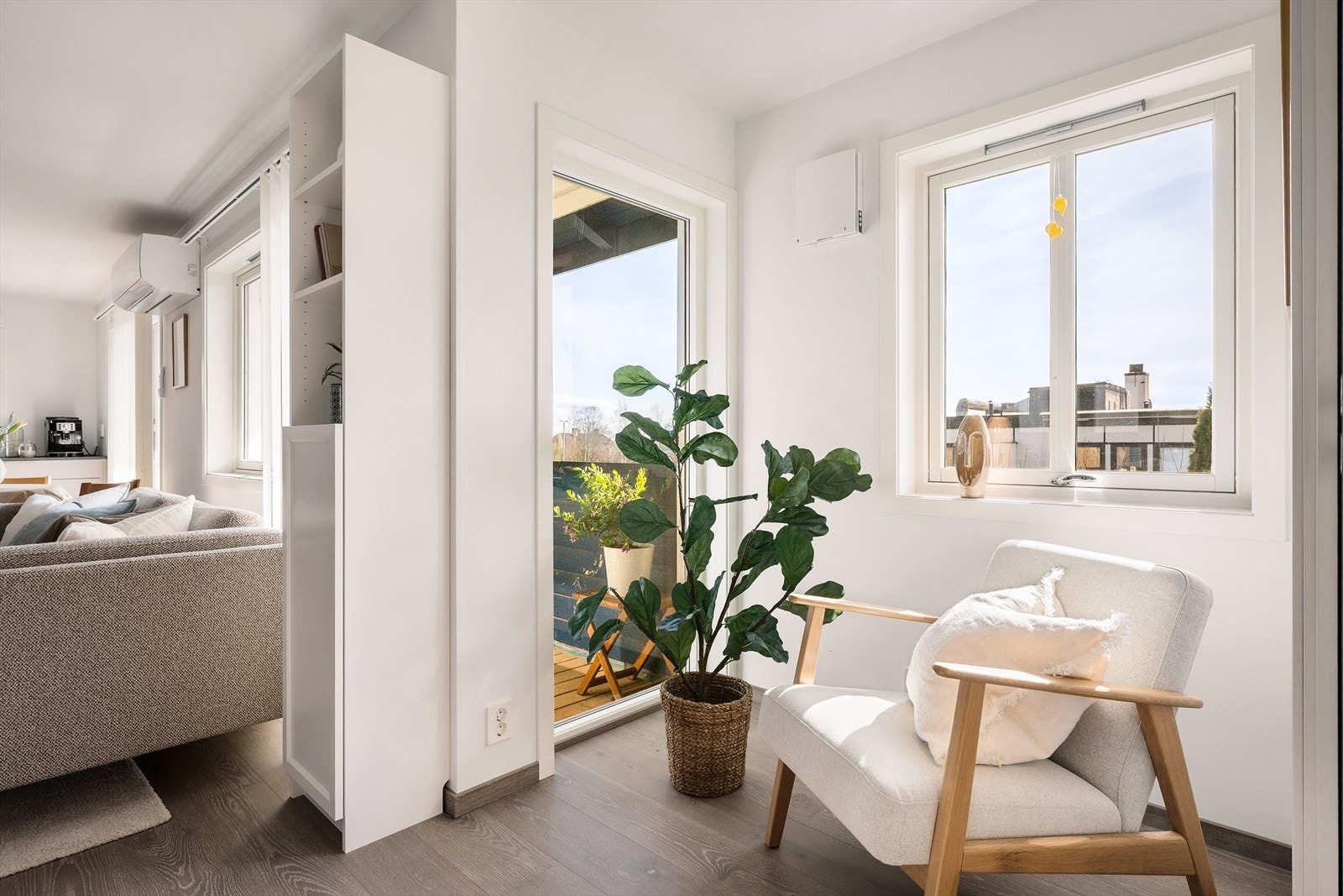 Liten nisje med flere bruksmuligheter. Ved å sette opp noen lettvegger kan en etablere et lite soverom, ellers en hyggelig lekeplass for den minste Galleribilde