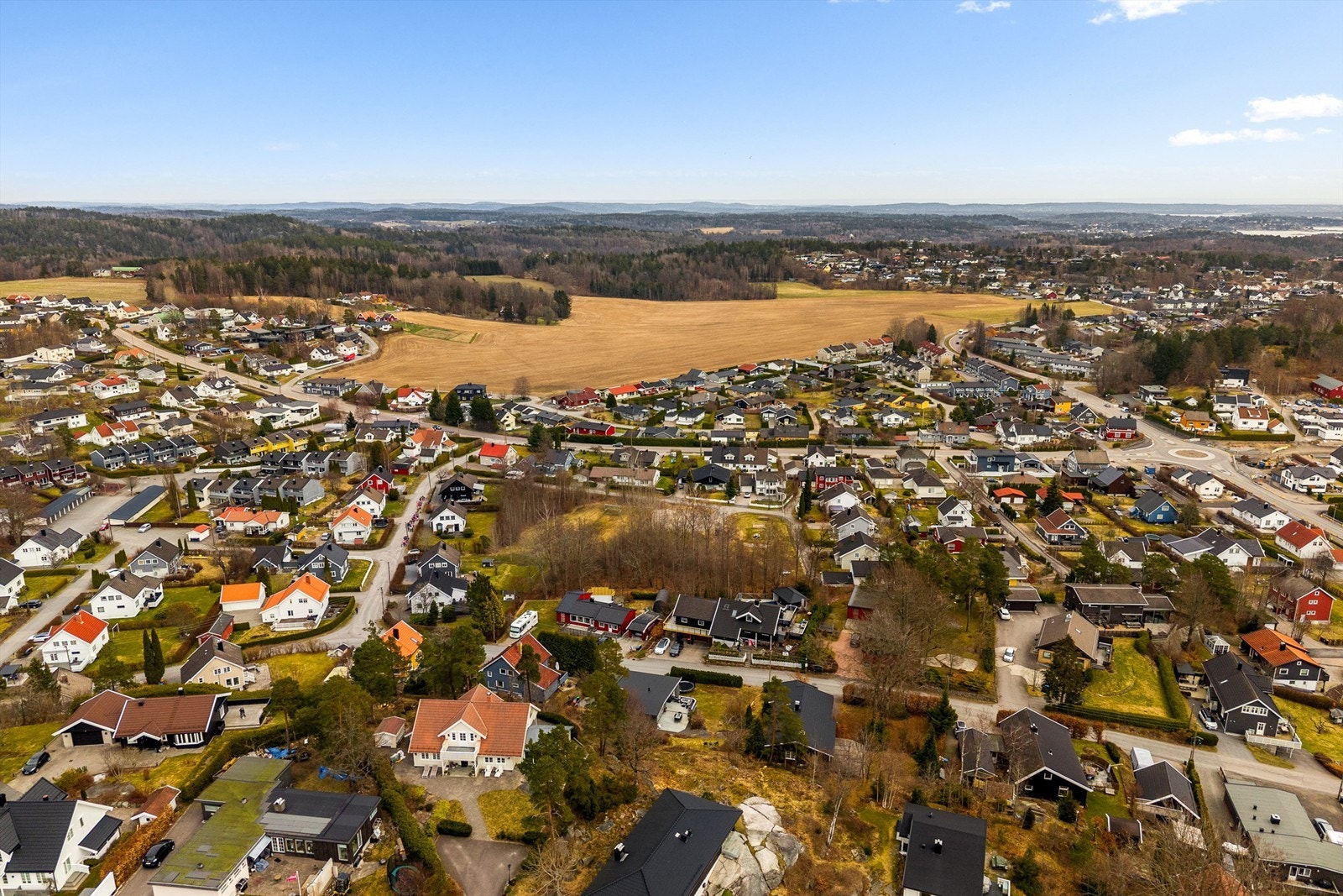For pendlere er beliggenheten gunstig med kort vei til E18, Sandefjord stasjon og Torp lufthavn. Galleribilde