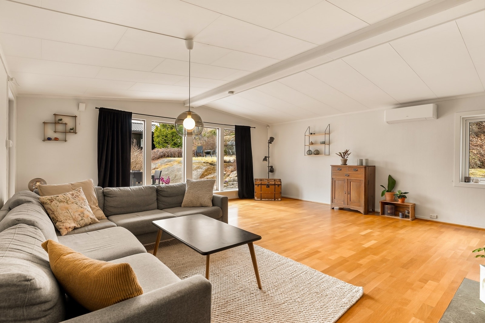 Fra stuen er det direkte utgang til den store og skjermede terrassen. Galleribilde