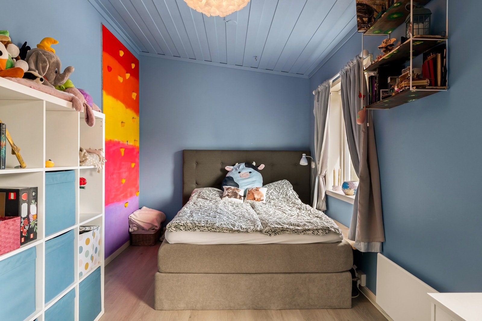 Det andre soverommet i første etasje har god plass til seng og oppbevaring. Galleribilde