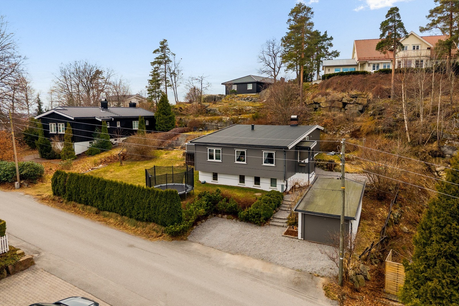 Eiendommen ligger i et rolig og veletablert boligområde på populære Mosserød. Galleribilde