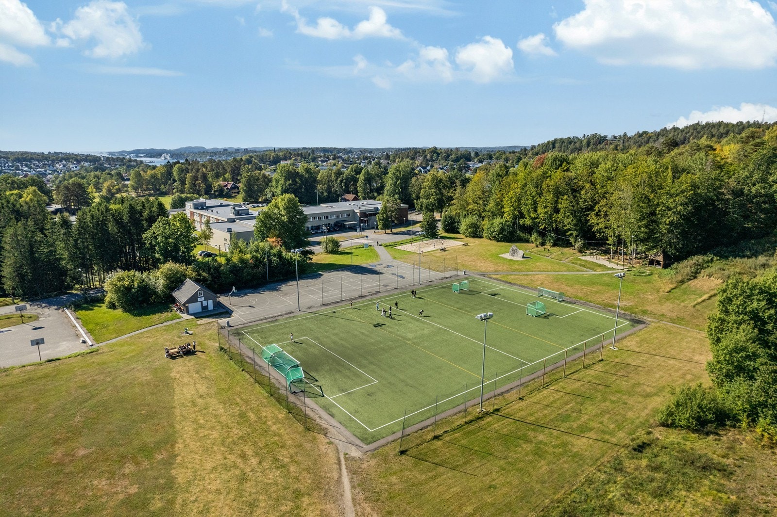 Fotballbane på Breidablikk. Samt at det i dag er kommet treningstrapp opp bakken for mosjonistene. Denne er flittig i bruk Galleribilde