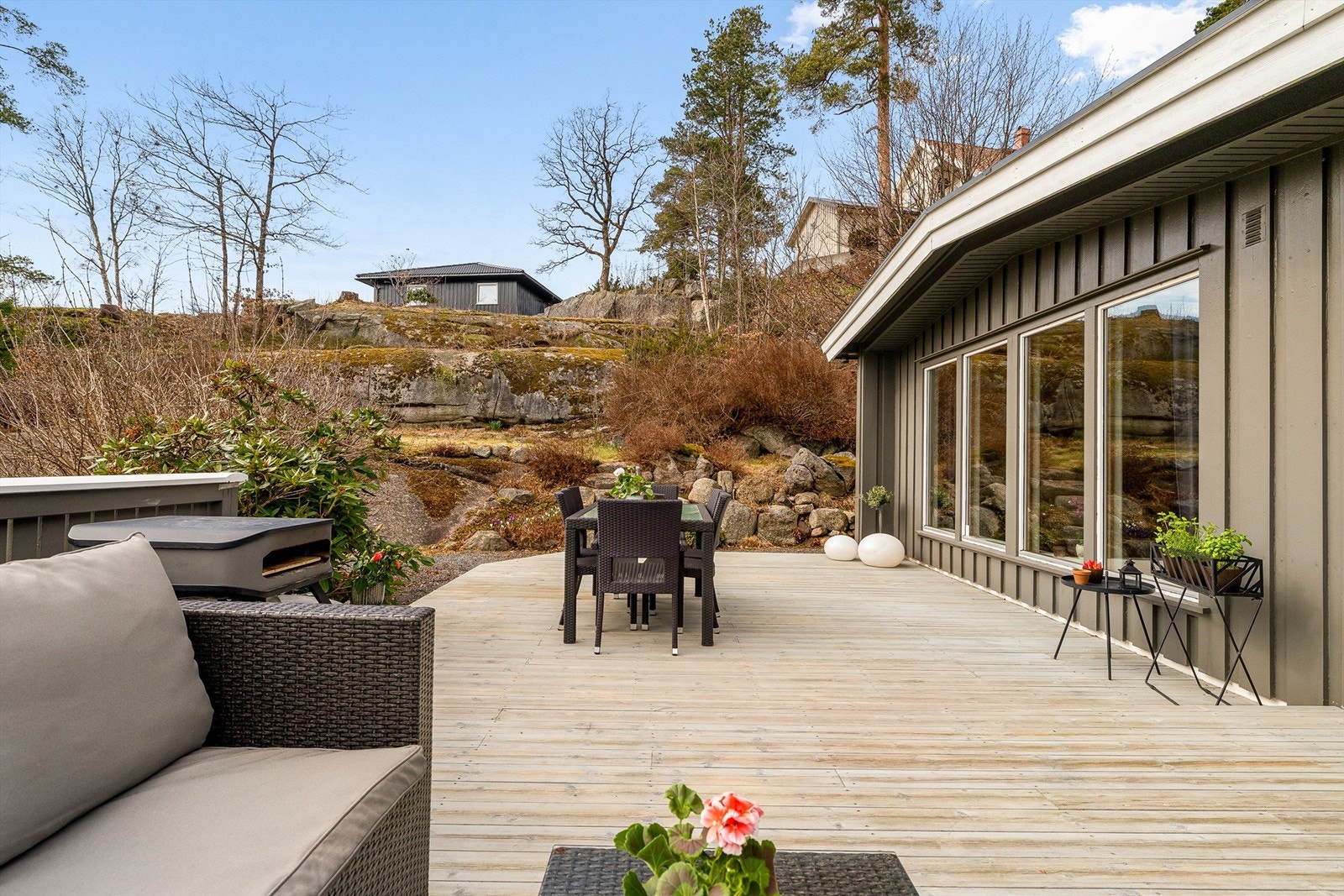Fra terrassen er det fin utsikt over den lettstelte hagen med plen og naturtomt. Galleribilde