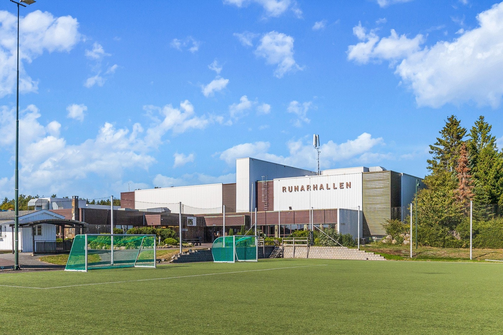 Runarhallen ligger vegg i vegg med Wang ung og er ca. 2,5km unna. Galleribilde