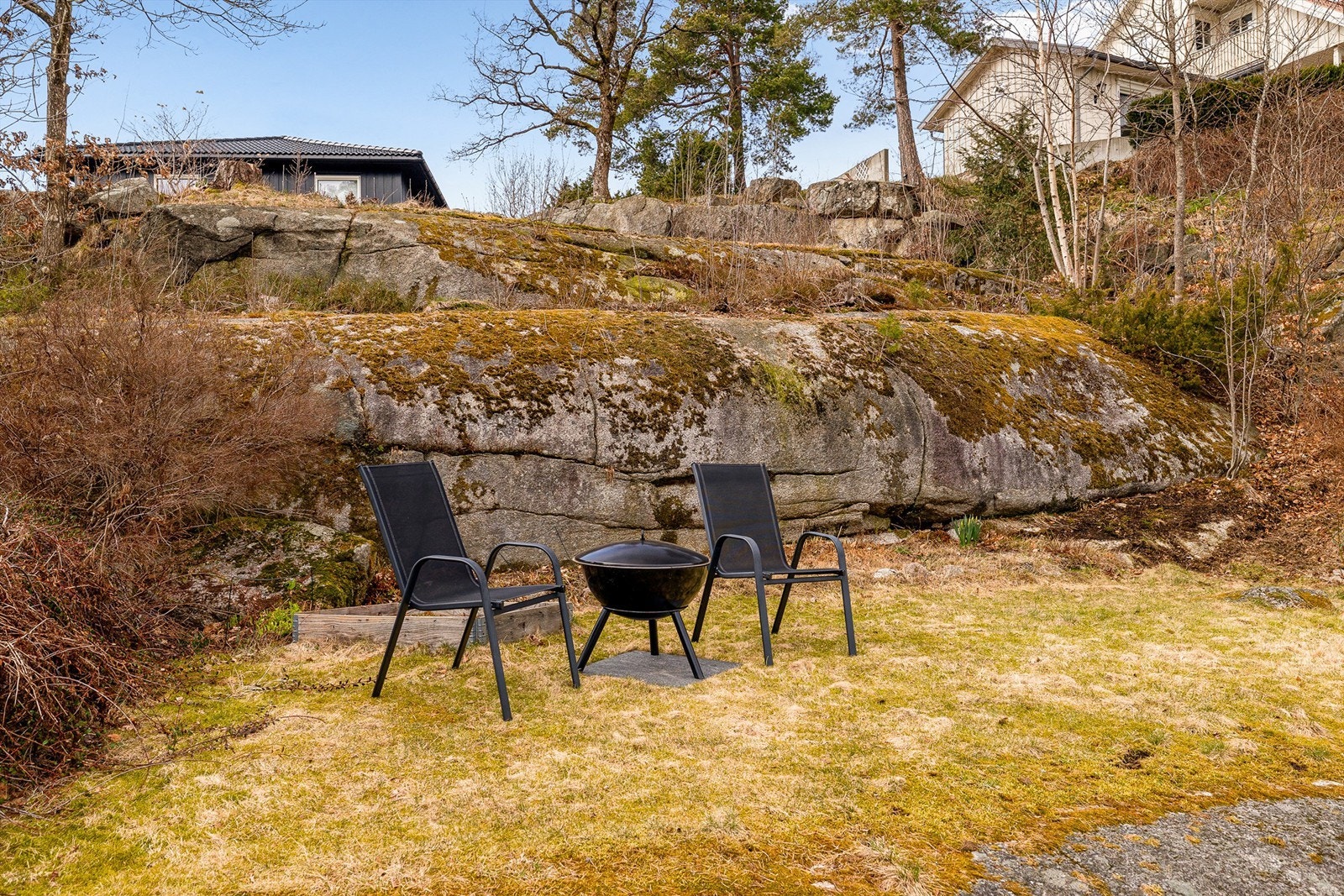 Naturtomten bak huset gir en følelse av å ha skogen som nærmeste nabo. Galleribilde