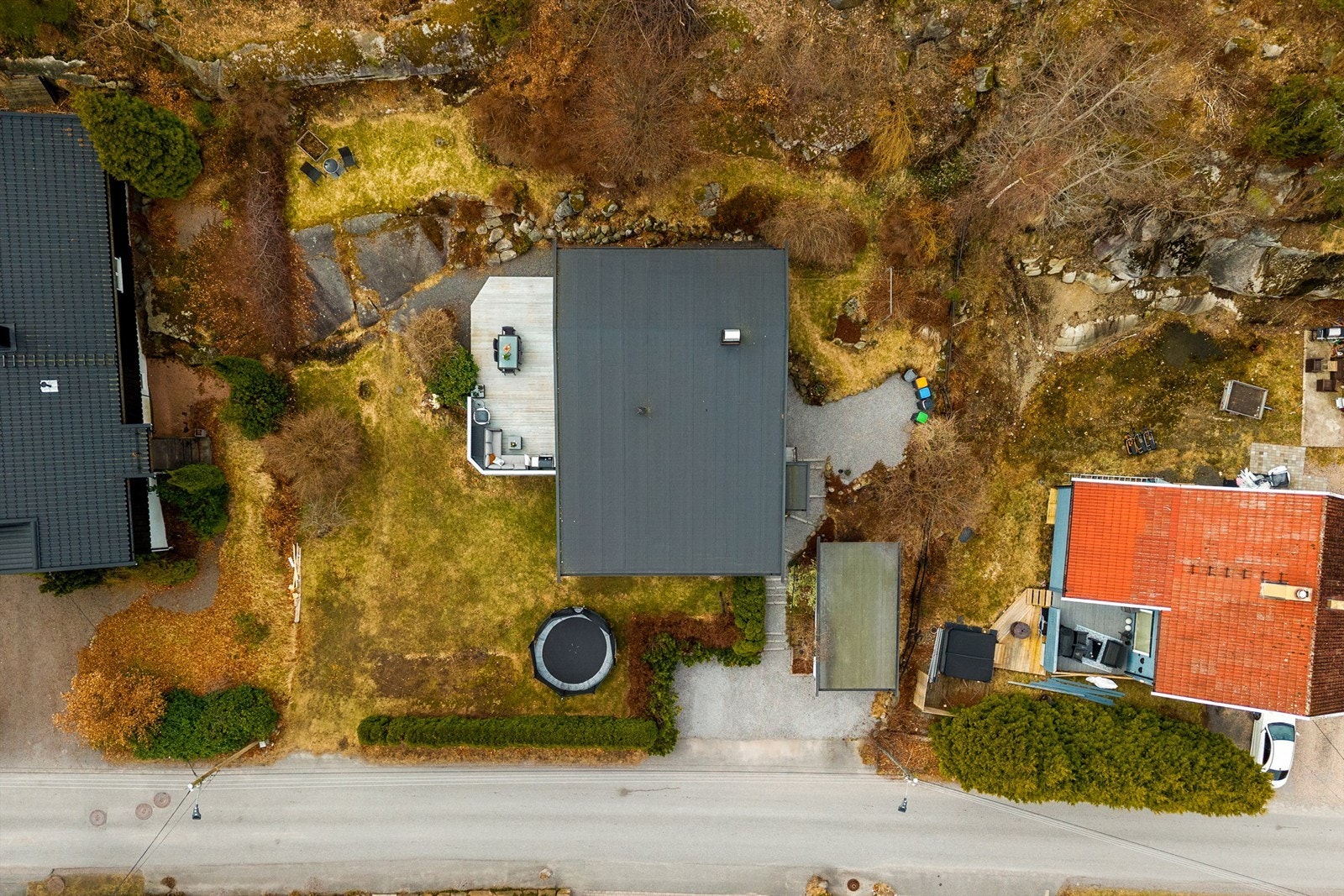 Oversiktsbilde som viser eiendommens plassering på den 892 m² store tomten. Galleribilde