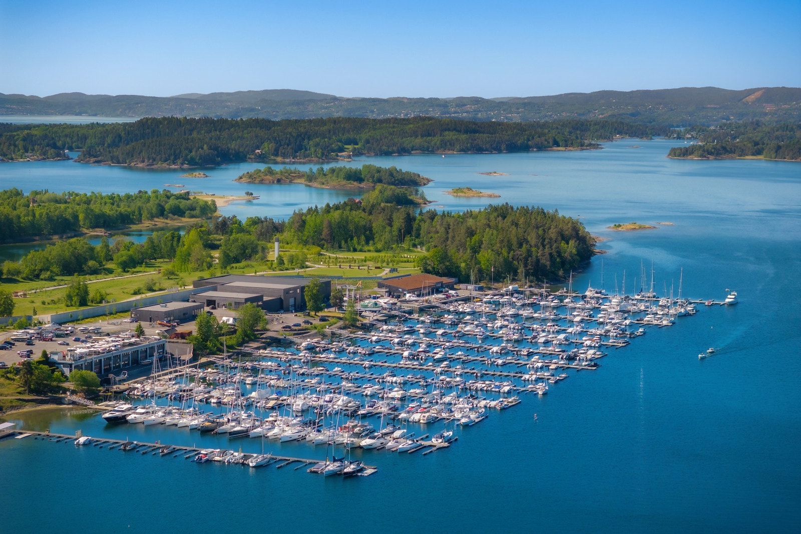 Området gir mulighet for båtplass, padling og andre sjøaktiviteter. Det er kort sykkelavstand til sandstrand med volleyballbane, samt gangavstand til nærmeste badeplass. Galleribilde