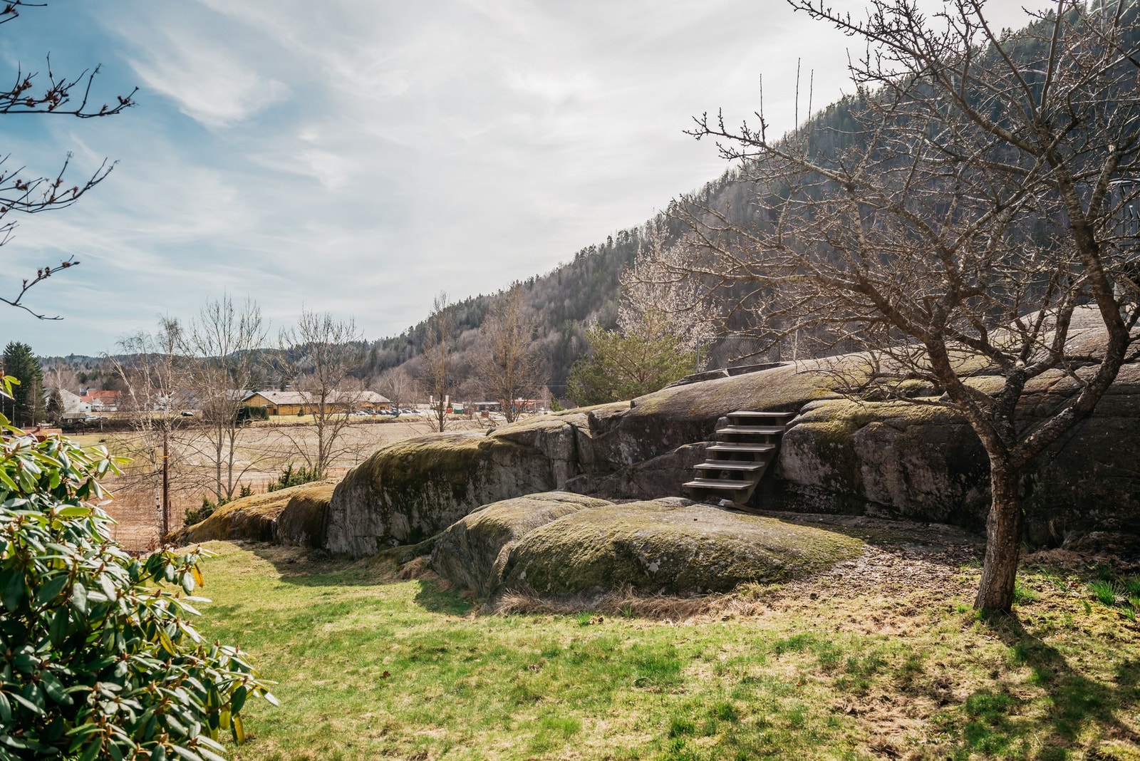 Eneboligen er godt tilrettelagt terrenget, og utenom fjellkanusene har utearealet gressplen, diverse beplantning, asfaltert innkjørsel og beleggningsstein ved inngangen. Galleribilde