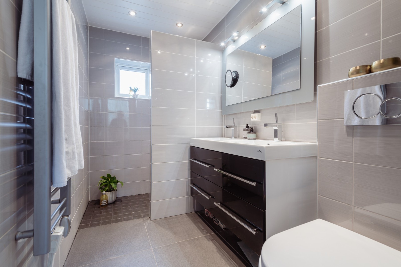Badet i underetasjen er smakfullt innredet med grå vegg- og gulvfliser i ulike størrelser. Galleribilde