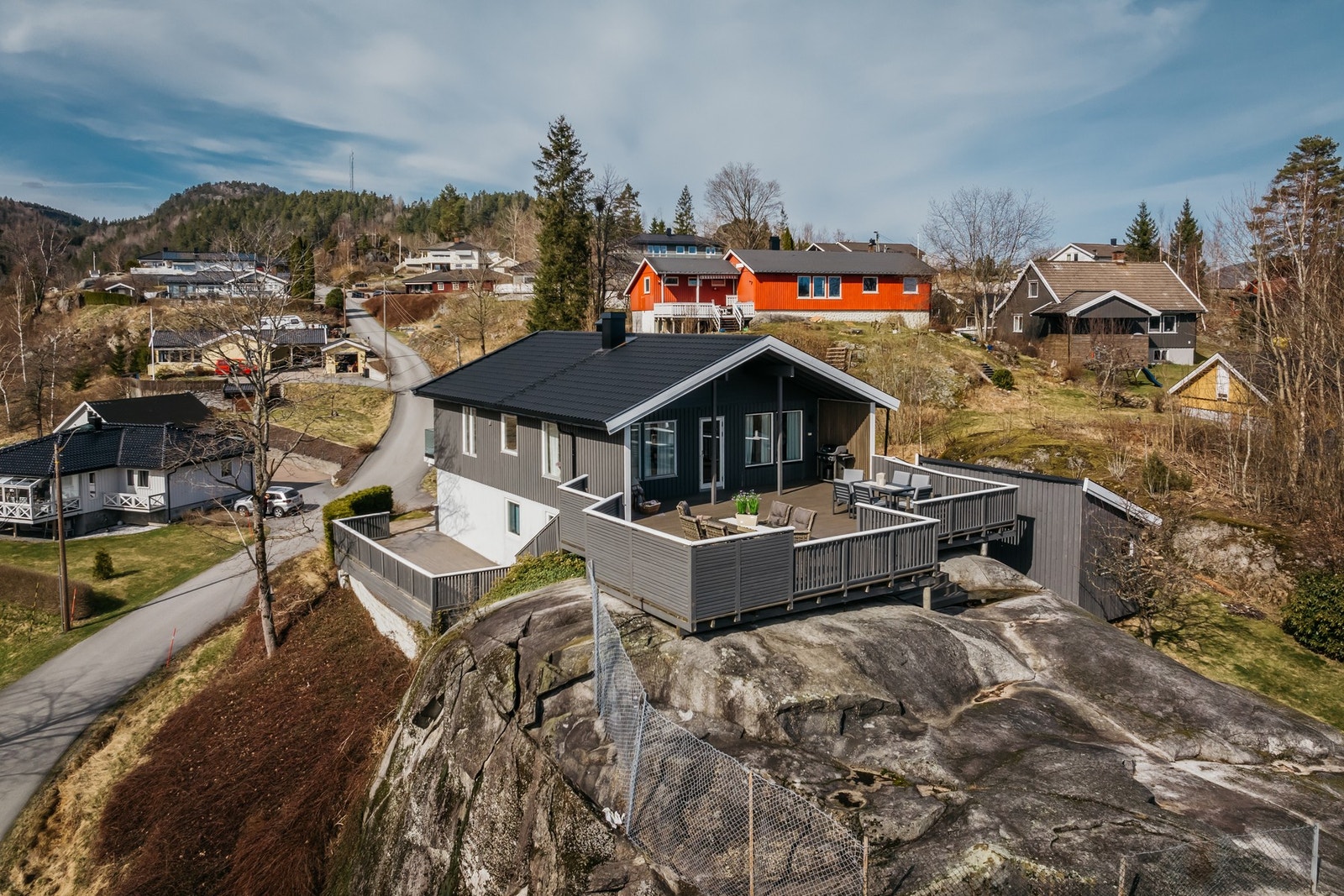 Boligfeltet grenser til store åkre, og boligen ligger høyt og fritt til på en fjelltomt. Galleribilde