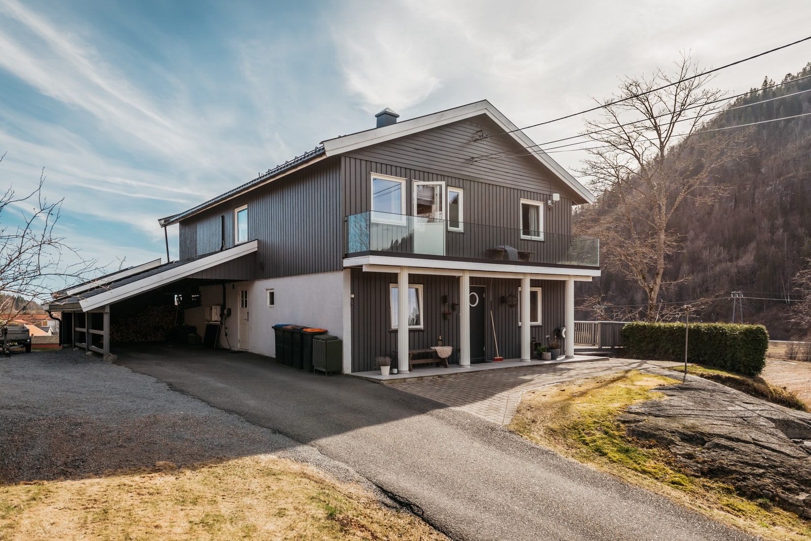 Eneboligen har en tilbygget carport med direkte inngang til huset. Galleribilde