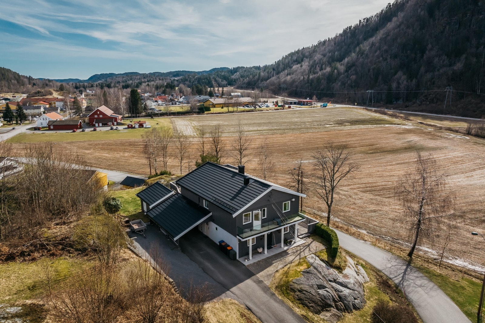 Eneboligen er godt tilrettelagt terrenget, og utenom fjellknausene har utearealet gressplen, diverse beplantning, asfaltert innkjørsel og belegningsstein ved inngangen. Galleribilde