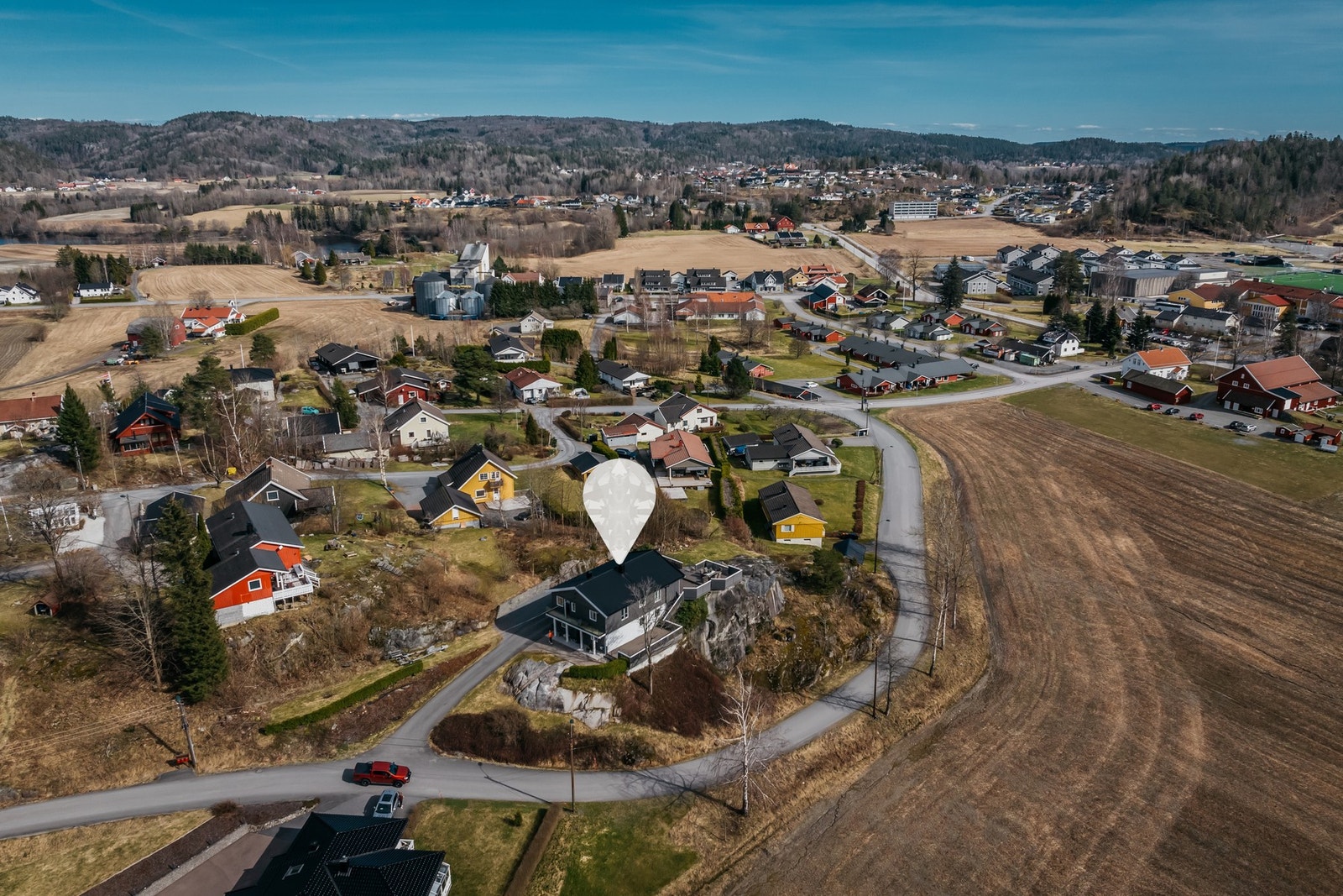 Omgivelsene er landlige og fredfulle, samtidig som det er kort gange til barnehage, dagligvare, idrettsanlegg og skole for alle trinn. Galleribilde