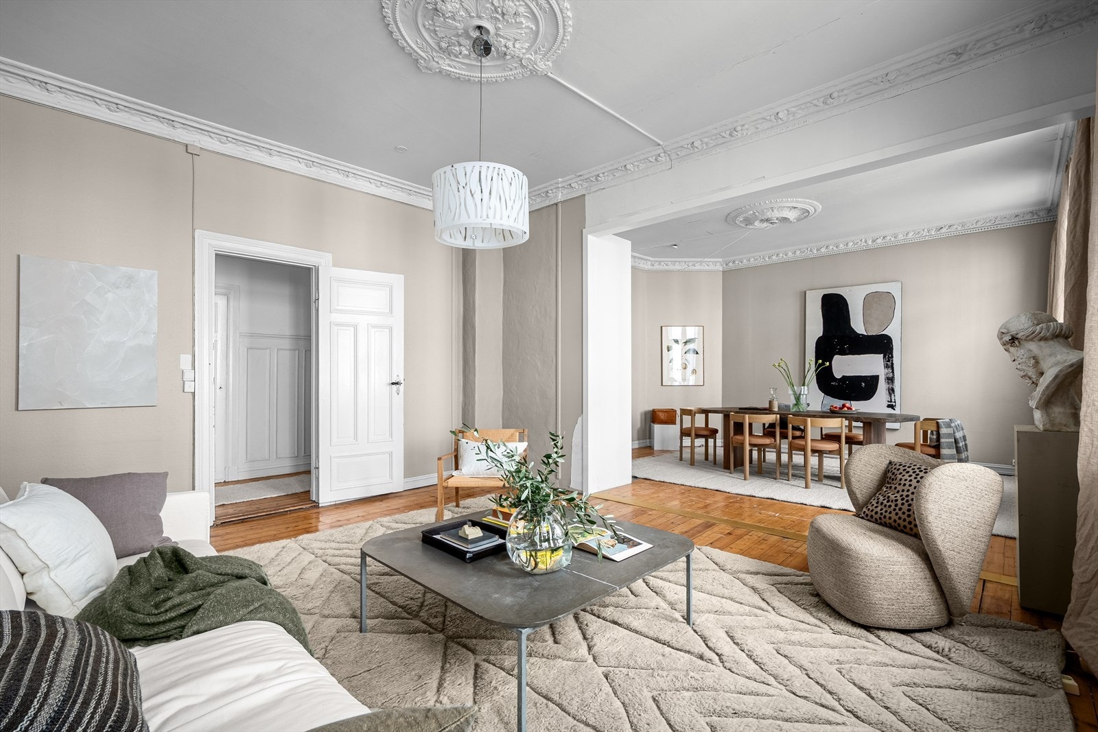 Her er det god plass til en sofagruppe med tilhørende møbler, og rommet gir gode forutsetninger for å deles inn i flere soner. Galleribilde