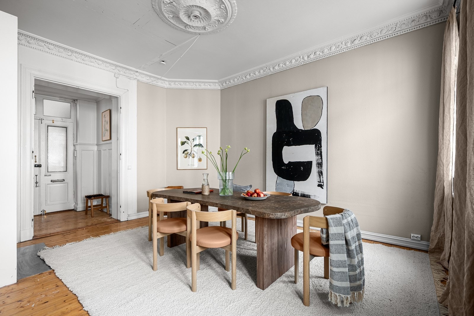 Innvendig oppleves leiligheten svært lys og luftig med store vindusflater som slipper inn rikelig med dagslys. Galleribilde