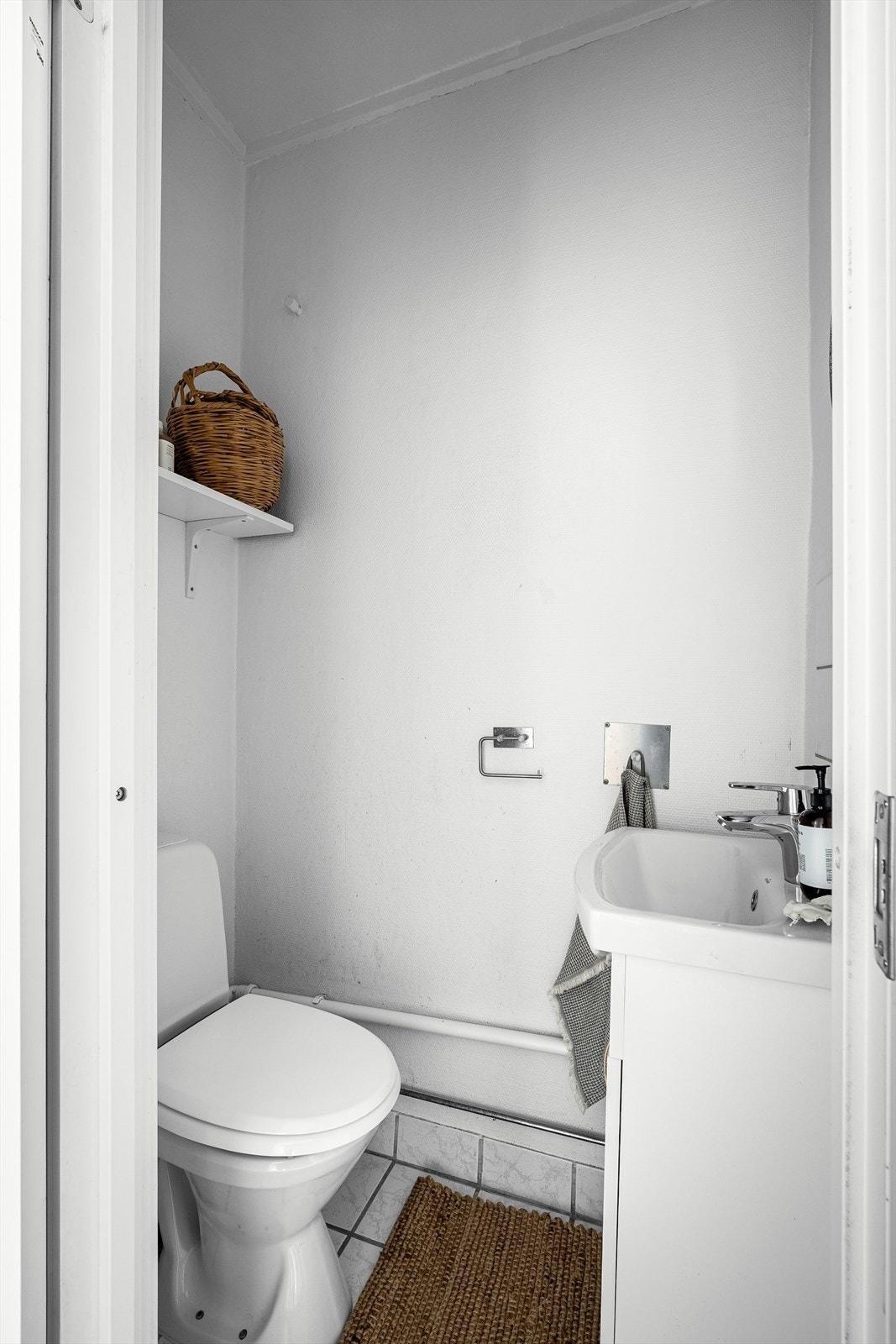 I tilknytning til badet er det separat toalettrom med fliser på gulv og malte overflater på vegg. Galleribilde