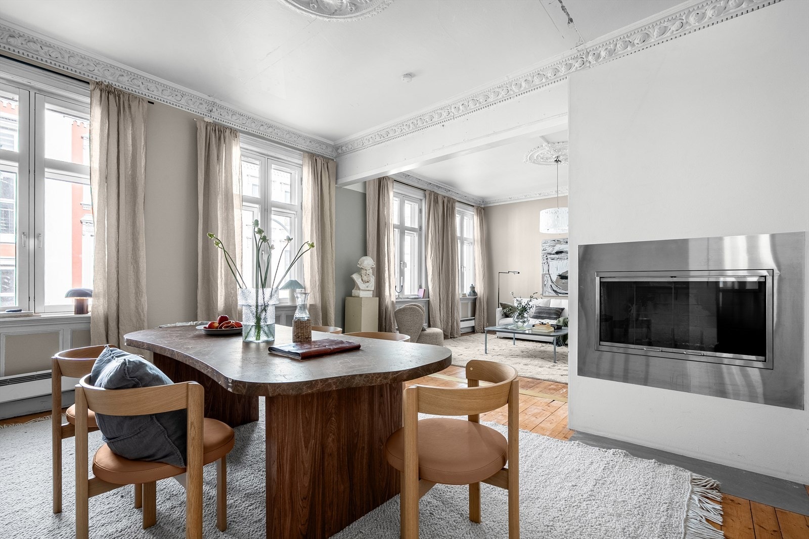 I stuen er det etablert en peis som gir en lun og koselig atmosfære i rommet. Det gjøres oppmerksom på at det er uvisst om peisen fungerer tilfredsstillende, det oppfordres på generell basis at sakkyndig kontrollerer peis og pipeløp før bruk. Galleribilde