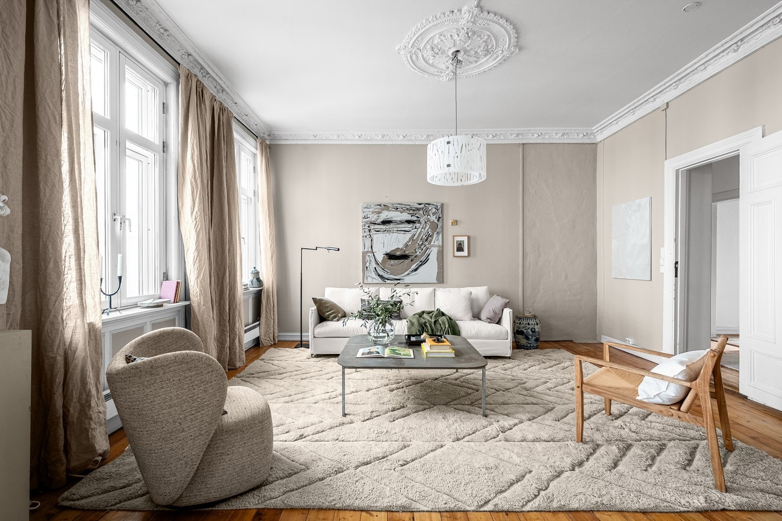 Lys og romslig stue med fleksible møbleringsmuligheter. Galleribilde