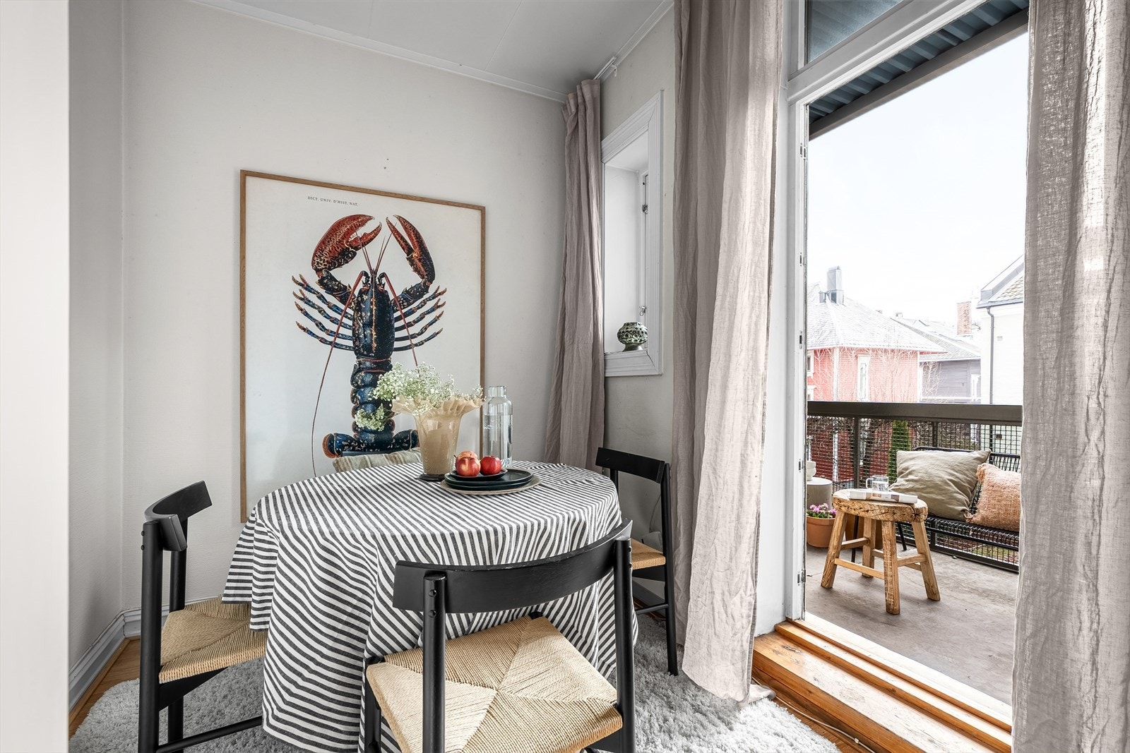 Fra kjøkkenet er der adkomst til sjarmerende balkong på ca. 7 kvm. Galleribilde