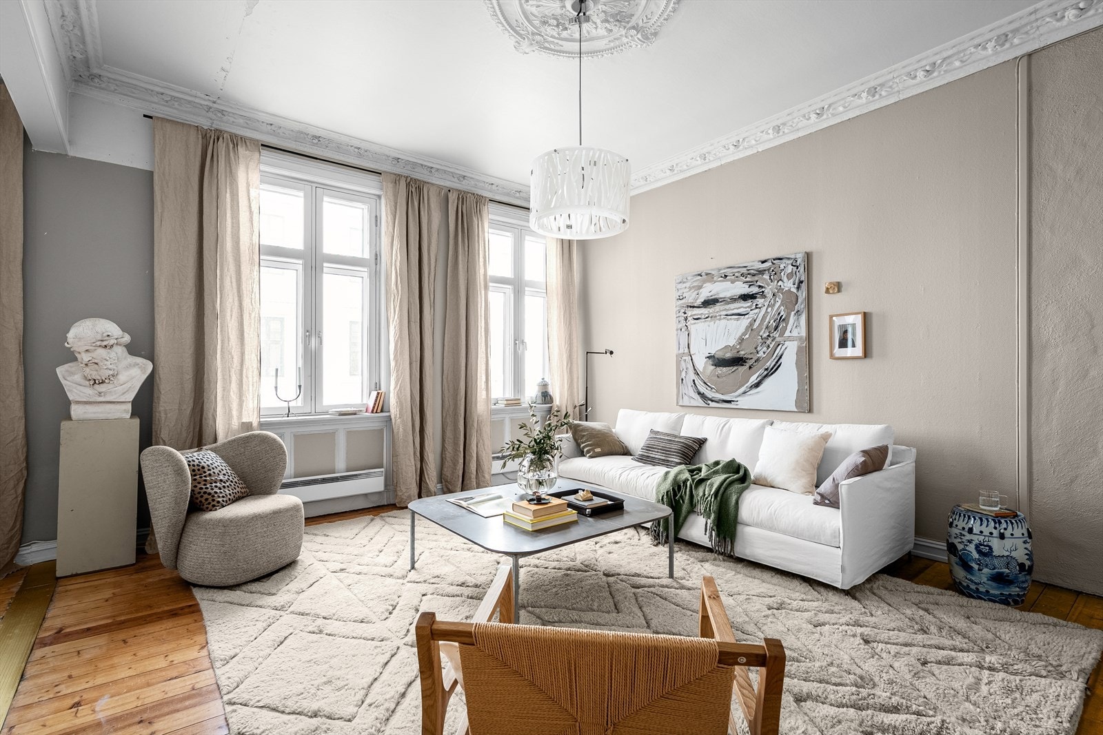 Leiligheten byr på både sjel og sjarm med nydelige detaljer som stukkatur og rosett. Galleribilde