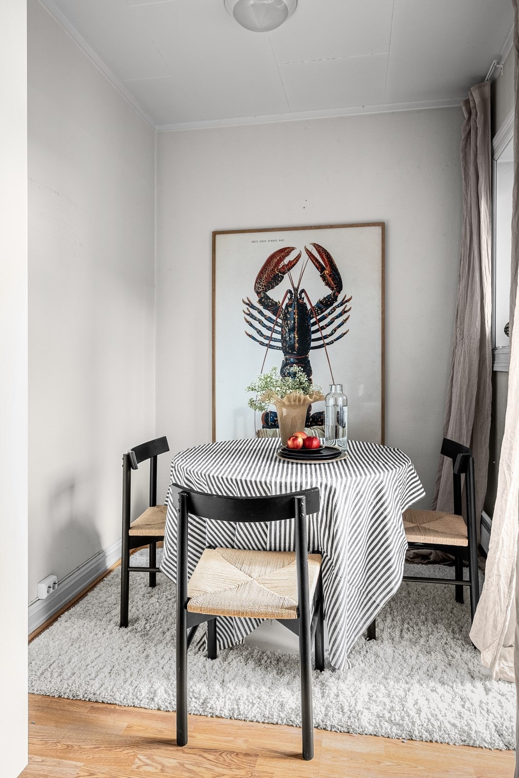 Det er også plass til en liten spisegruppe på kjøkkenet. Galleribilde